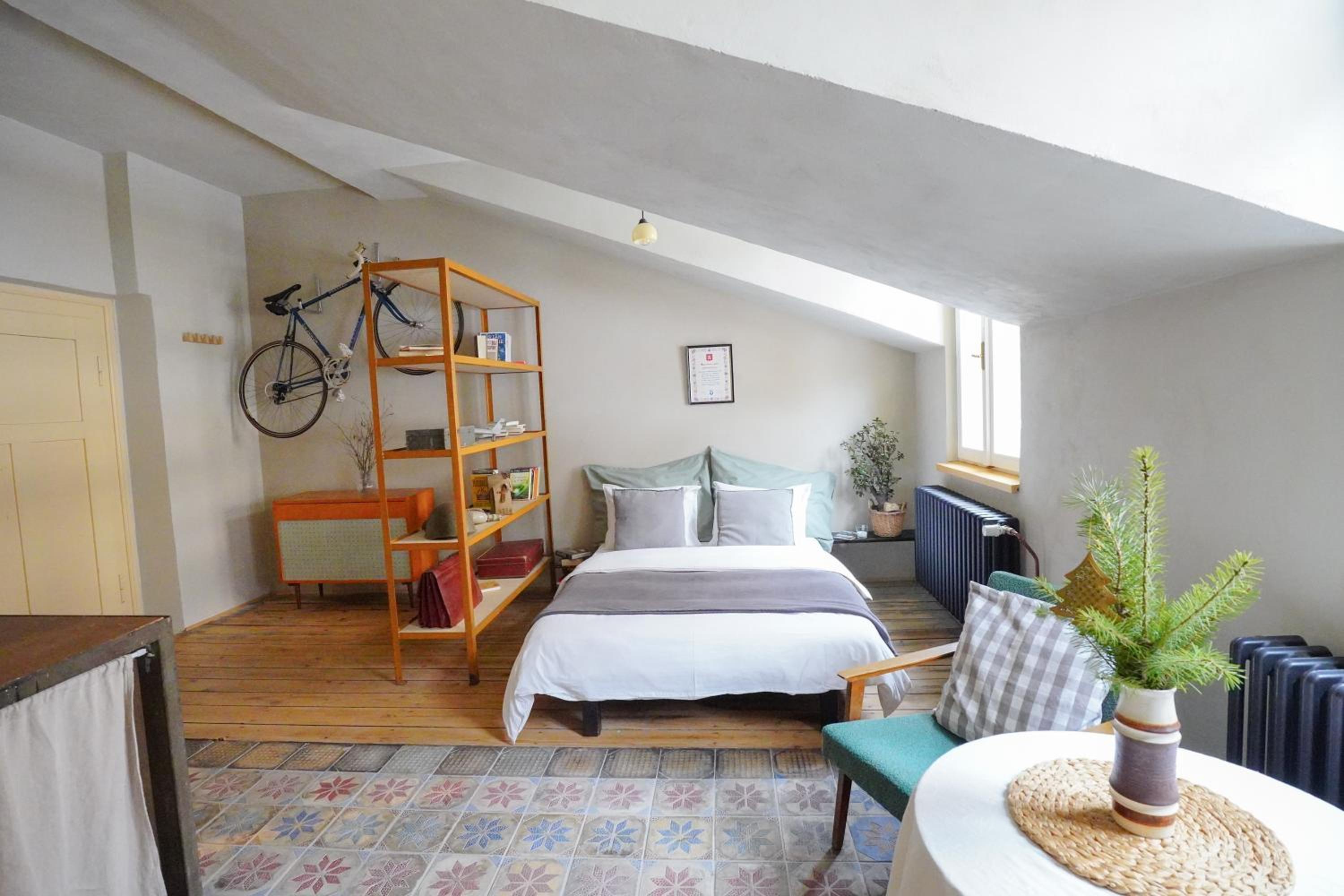 Retro & Romantic 2BR Gem in Spa Center!