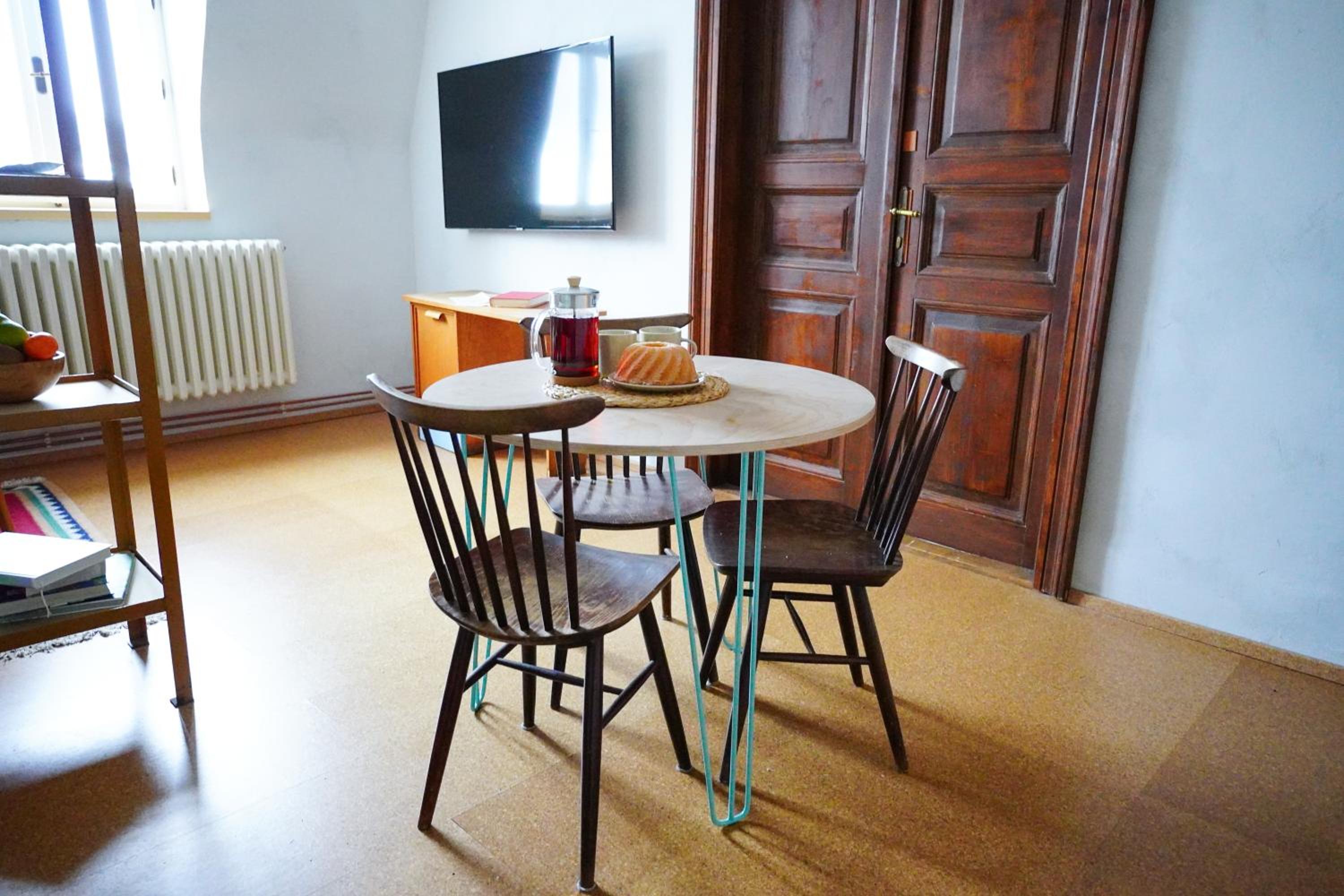 Retro & Romantic 2BR Gem in Spa Center!