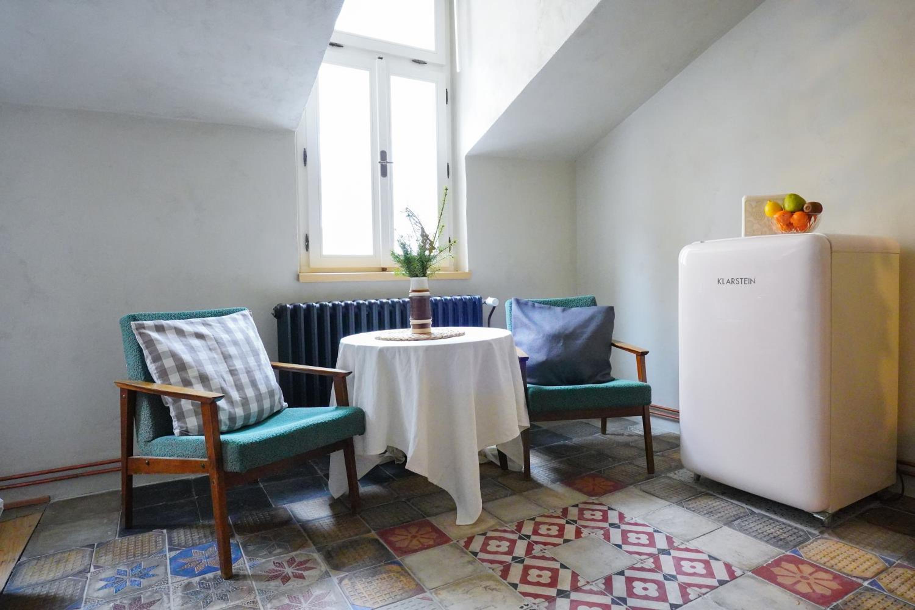 Retro & Romantic 2BR Gem in Spa Center!