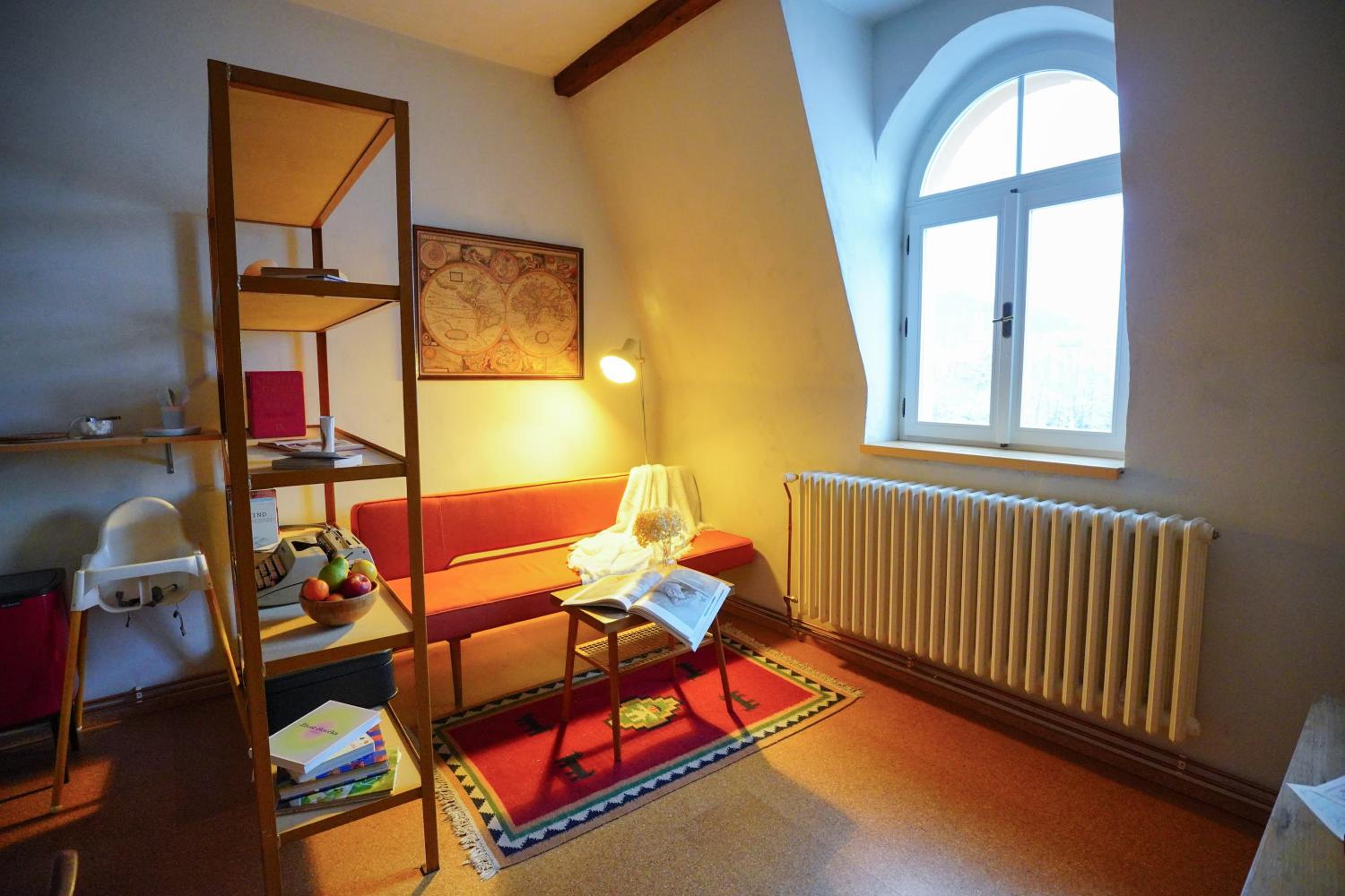 Retro & Romantic 2BR Gem in Spa Center!