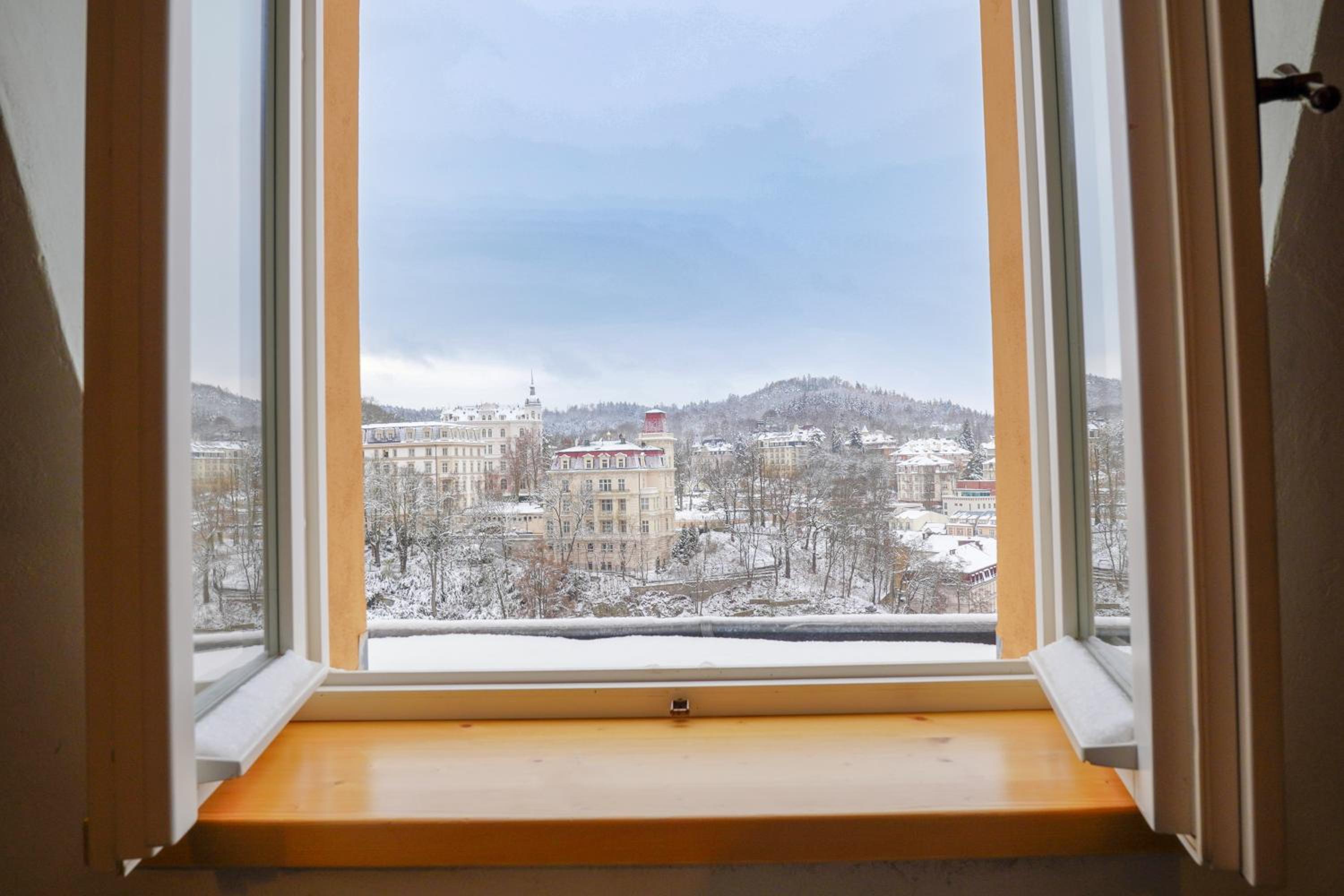 Retro & Romantic 2BR Gem in Spa Center!