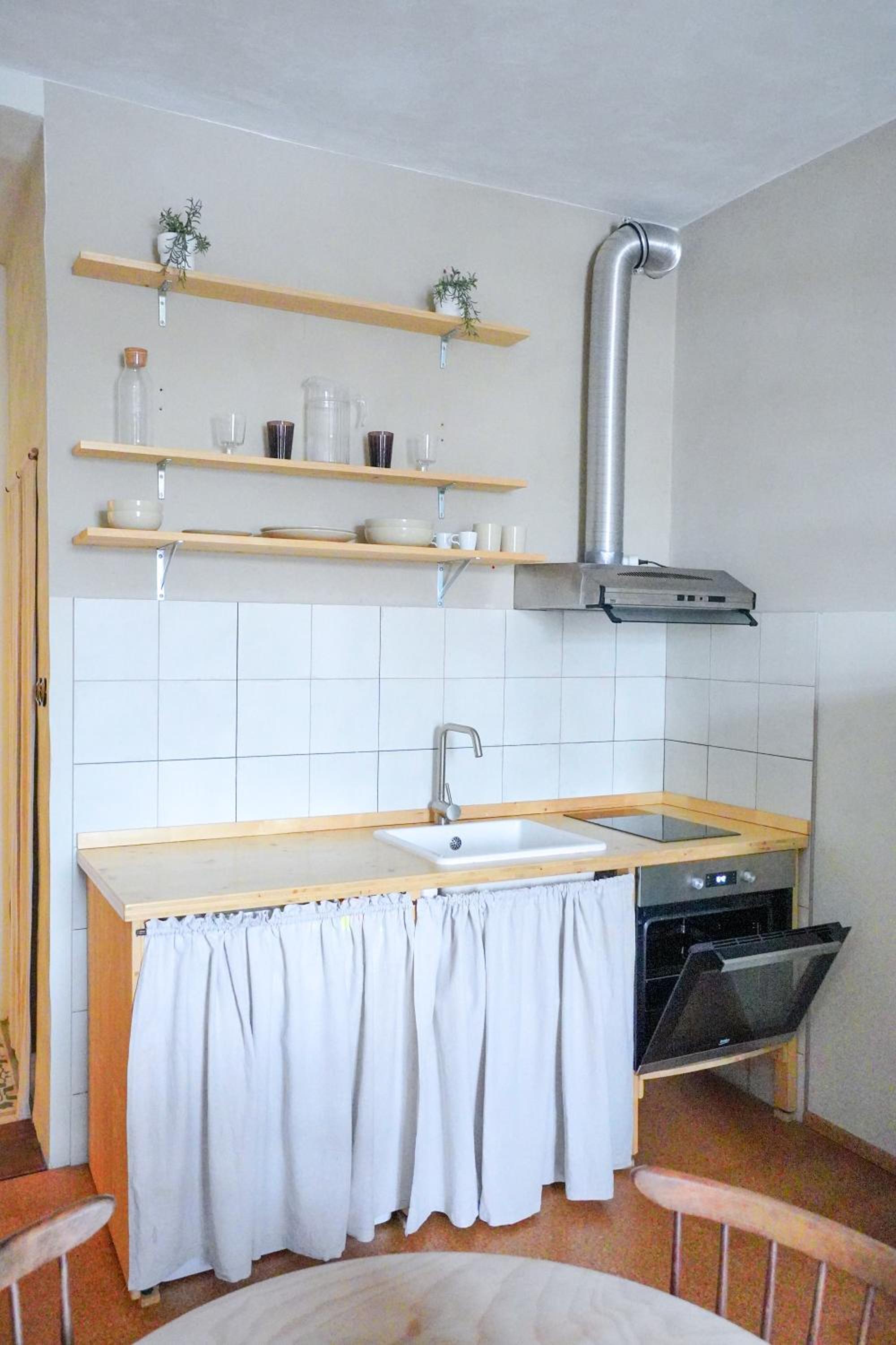 Retro & Romantic 2BR Gem in Spa Center!