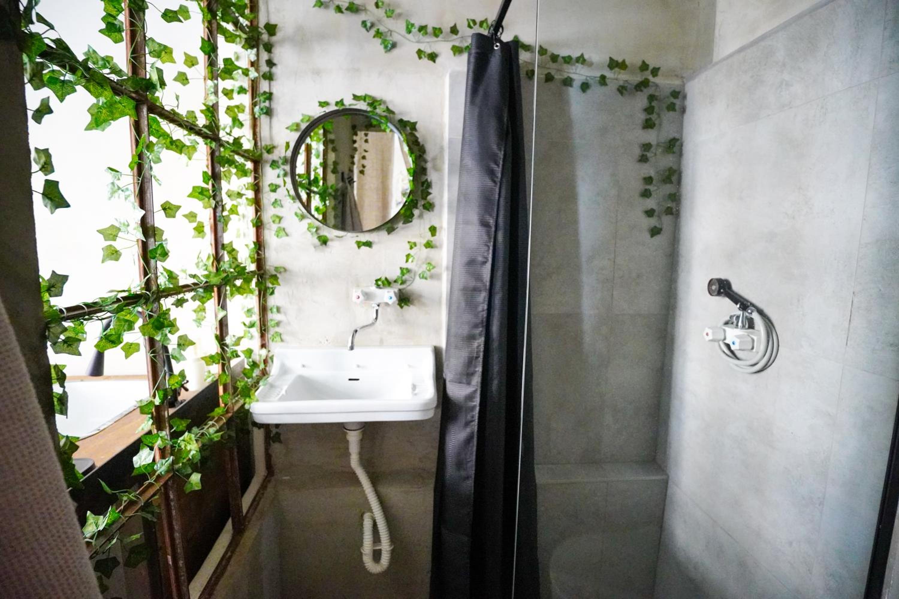 Retro & Romantic 2BR Gem in Spa Center!