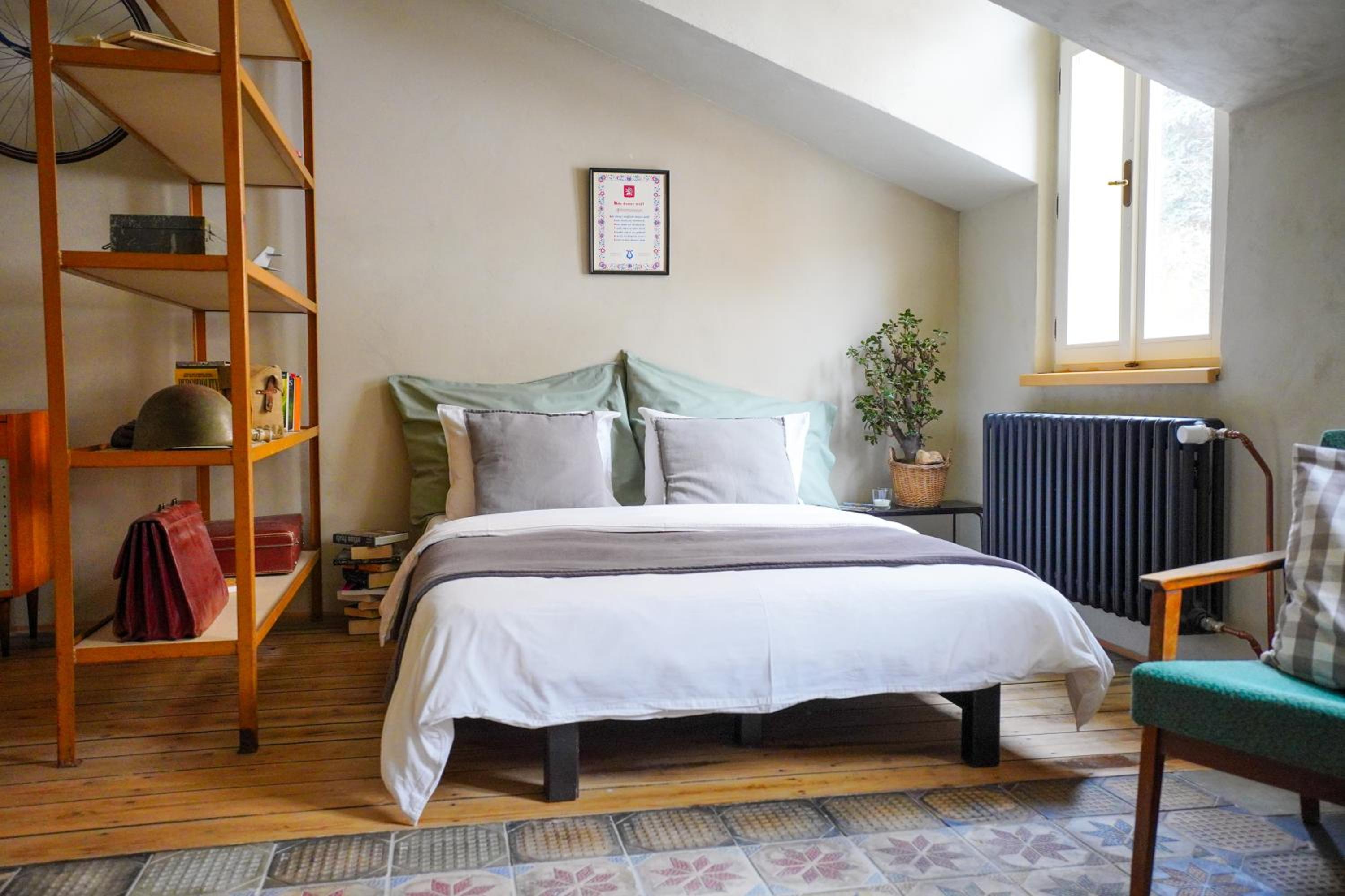 Retro & Romantic 2BR Gem in Spa Center!