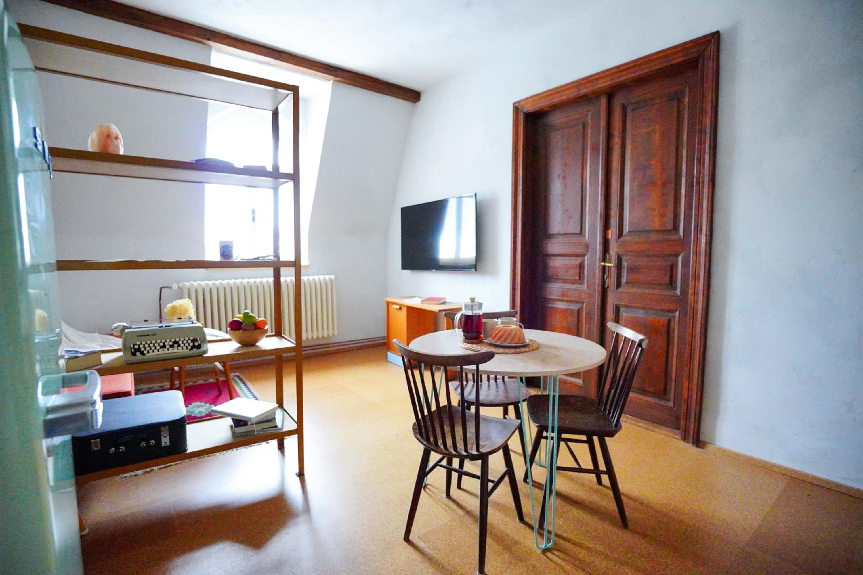 Retro & Romantic 2BR Gem in Spa Center!