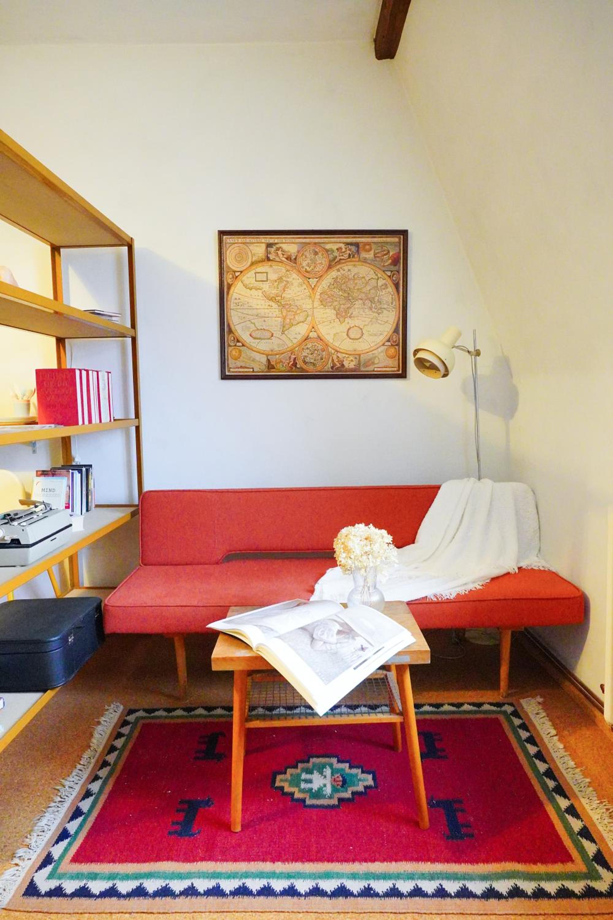 Retro & Romantic 2BR Gem in Spa Center!