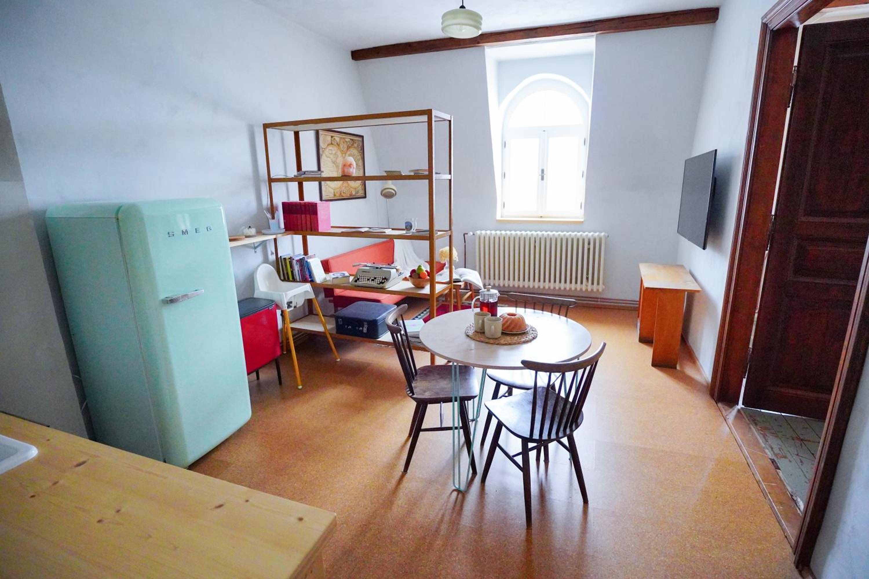 Retro & Romantic 2BR Gem in Spa Center!