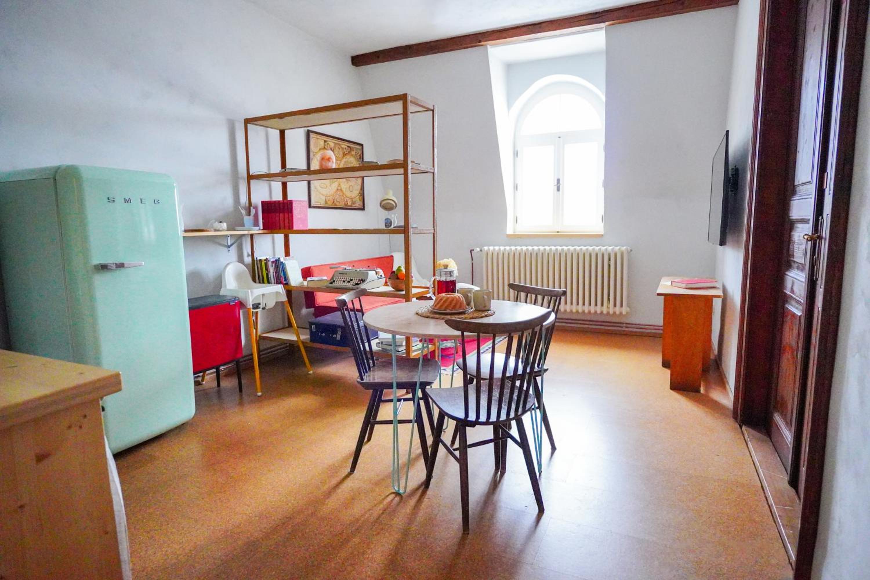 Retro & Romantic 2BR Gem in Spa Center!