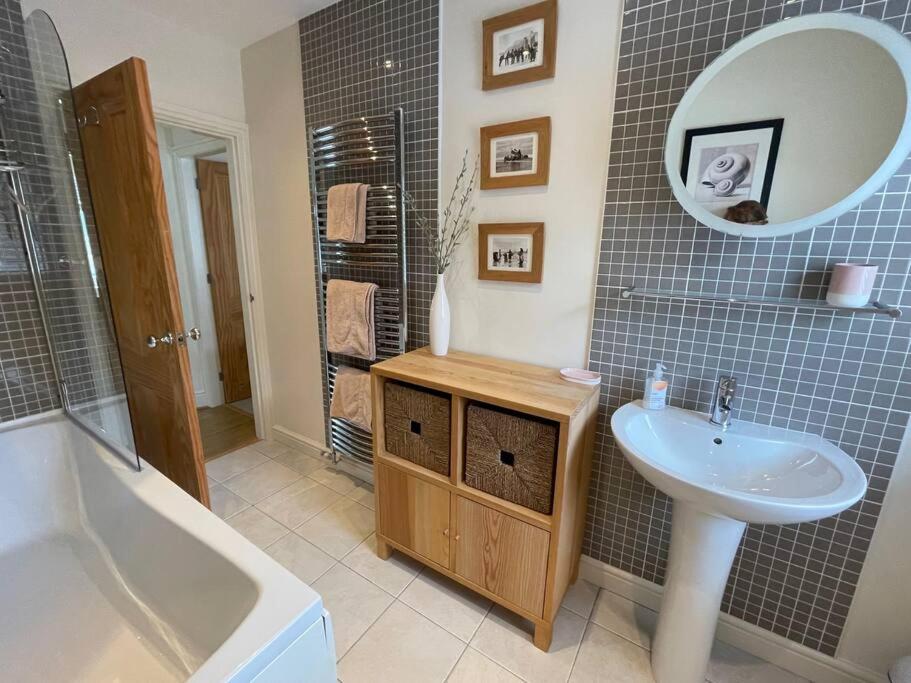 Beautiful 2 bedroom apartment with estuary views view 2