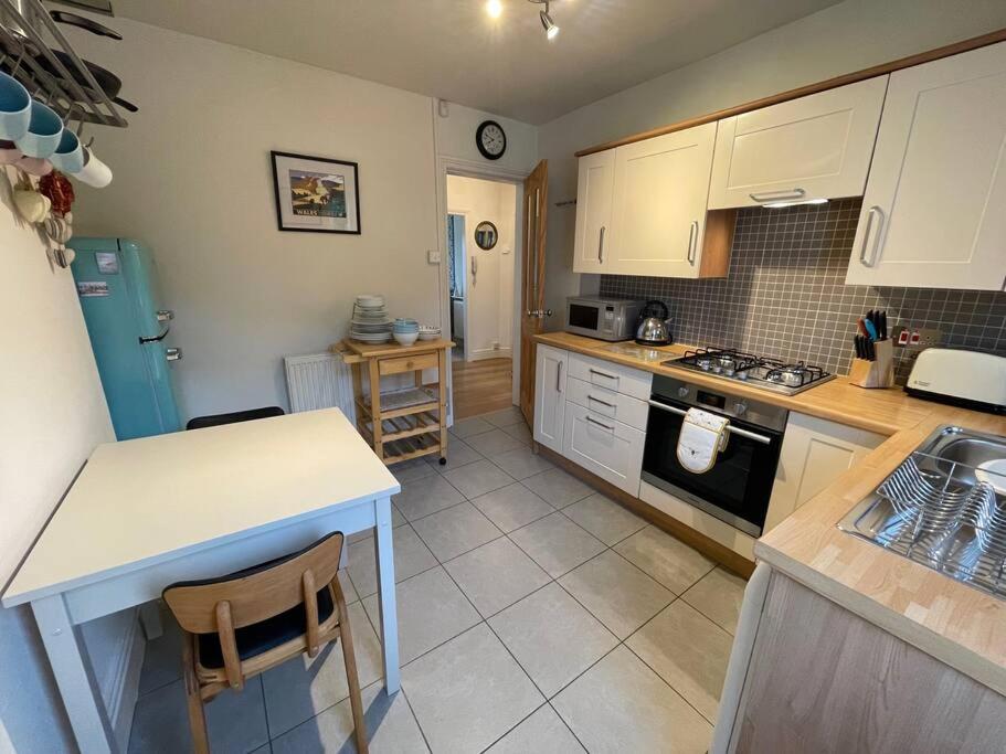 Beautiful 2 bedroom apartment with estuary views view 3