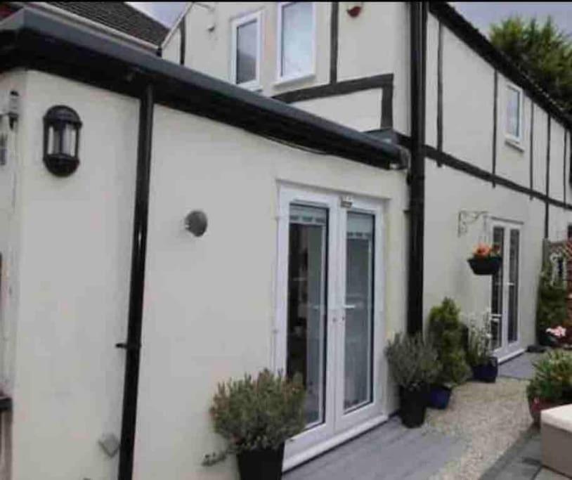 Hotel Hot Tub, King Bed, Central, Modern Beach House