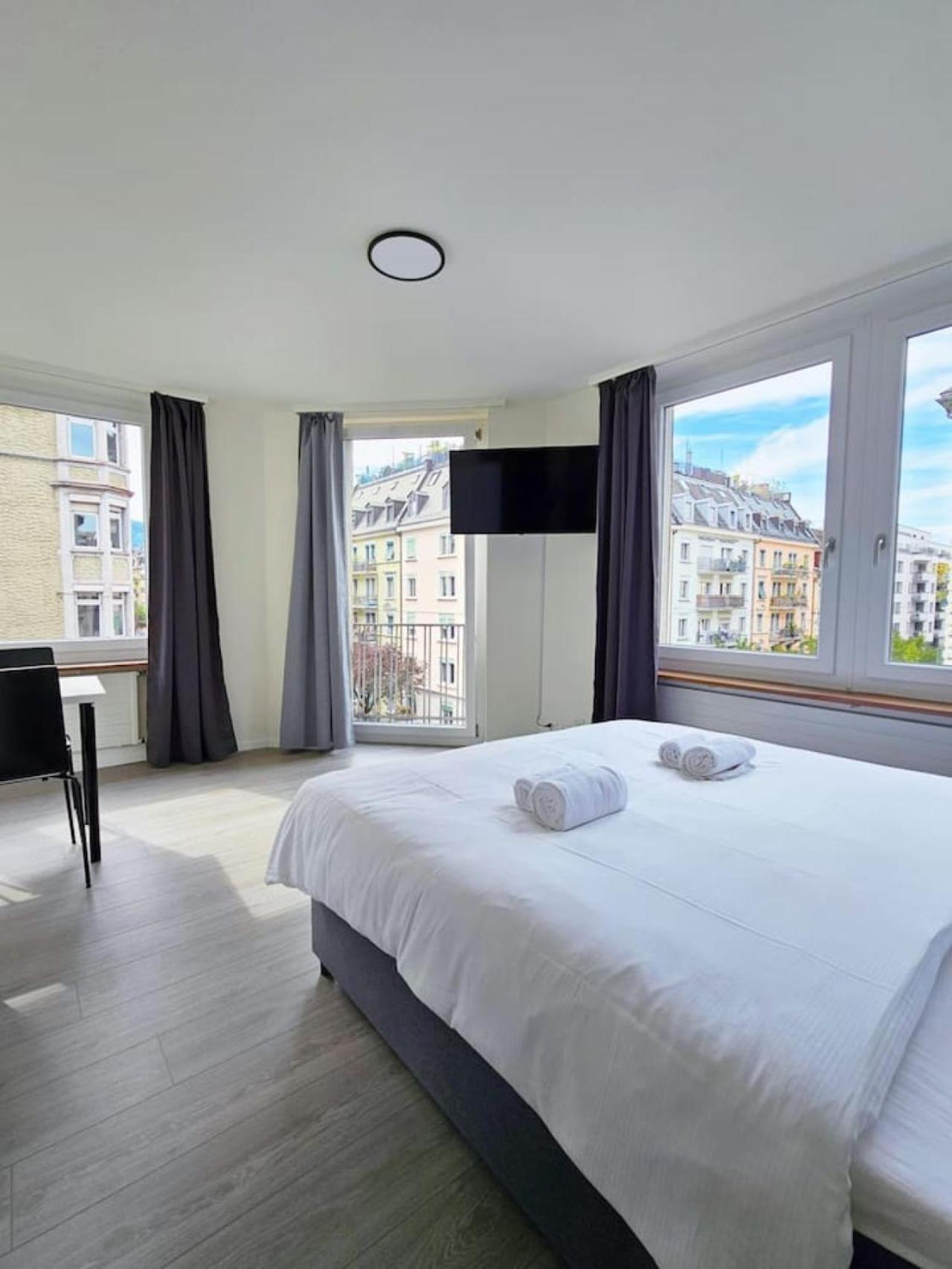 Downtown Deluxe Studio with Queen Bed BE-46
