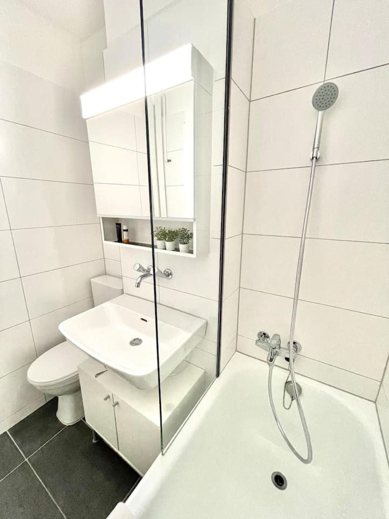 Urban Oasis with Queen Bed and View BE-18