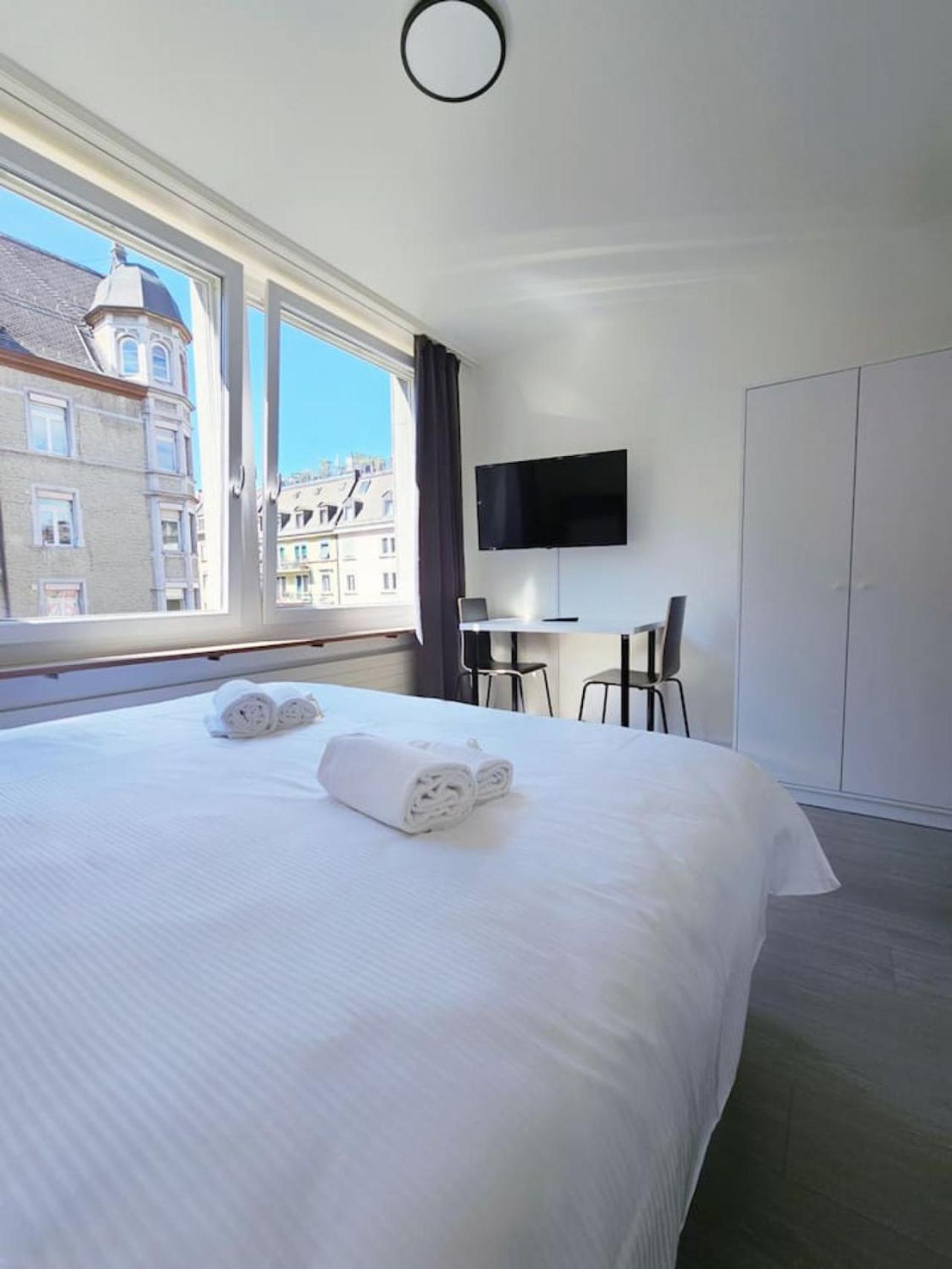 Urban Oasis with Queen Bed and View BE-38