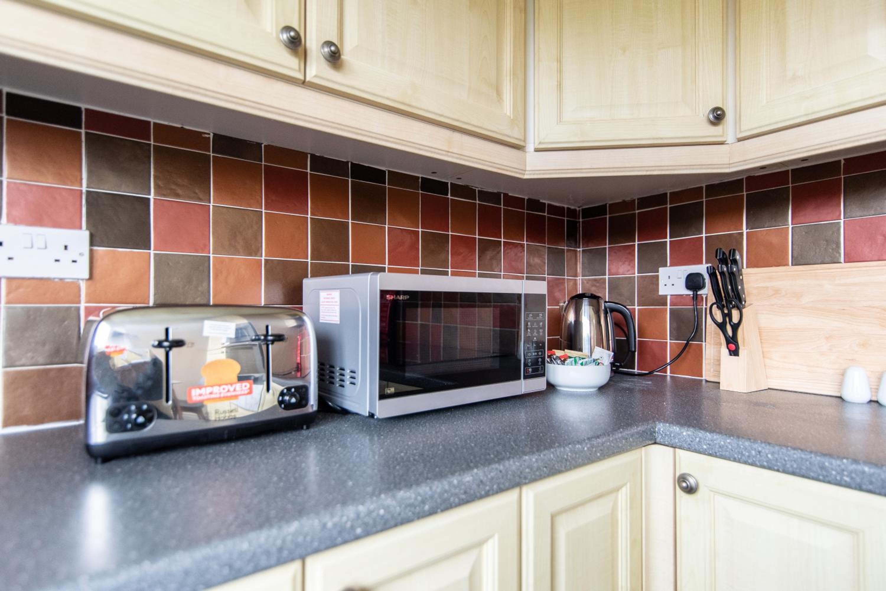 3 Bed Apartment - Perfect for Contractors near Liverpool Airport view 4