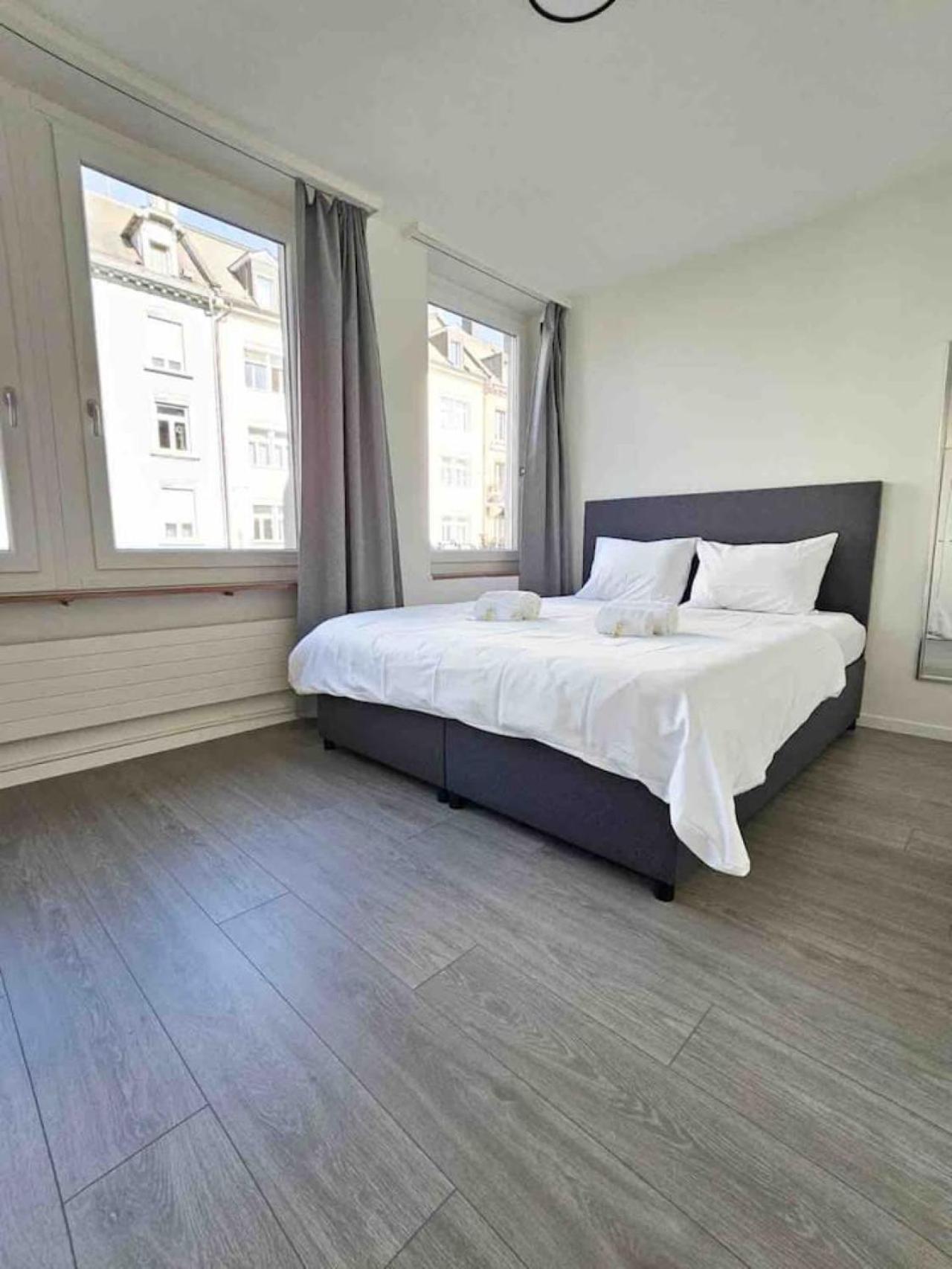 Downtown Deluxe Studio with Queen Bed BE-25