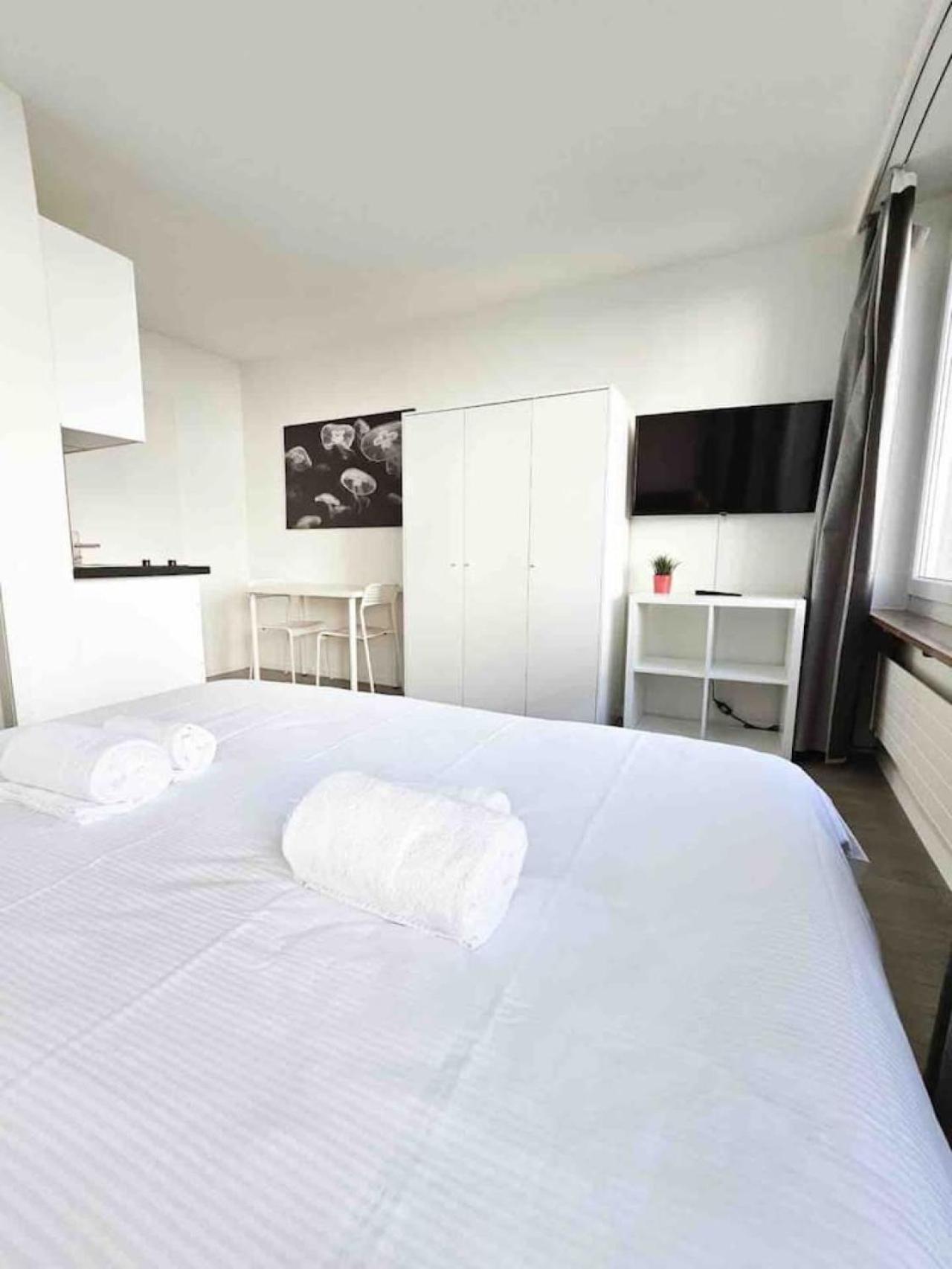 Downtown Deluxe Studio with Queen Bed BE-25