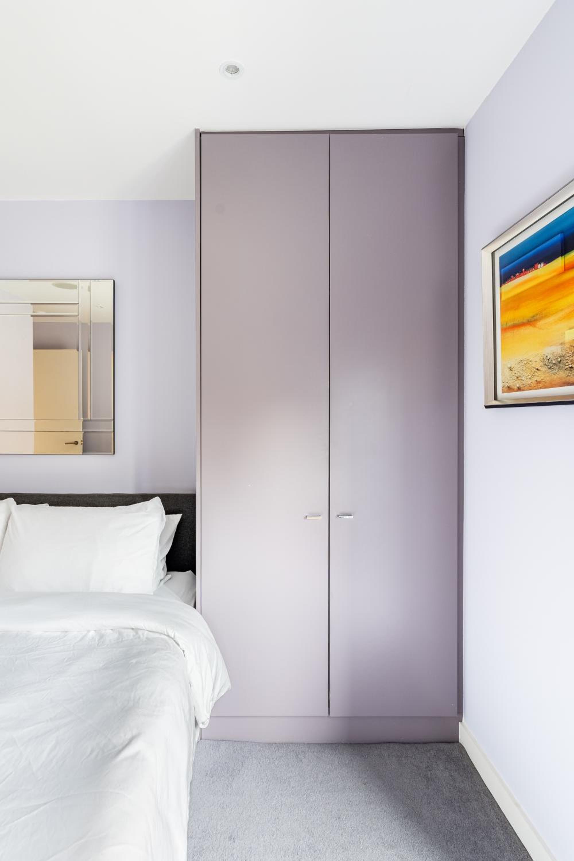 King beds apartment with en-suite, private balcony and elevator by iconic Portobello Market