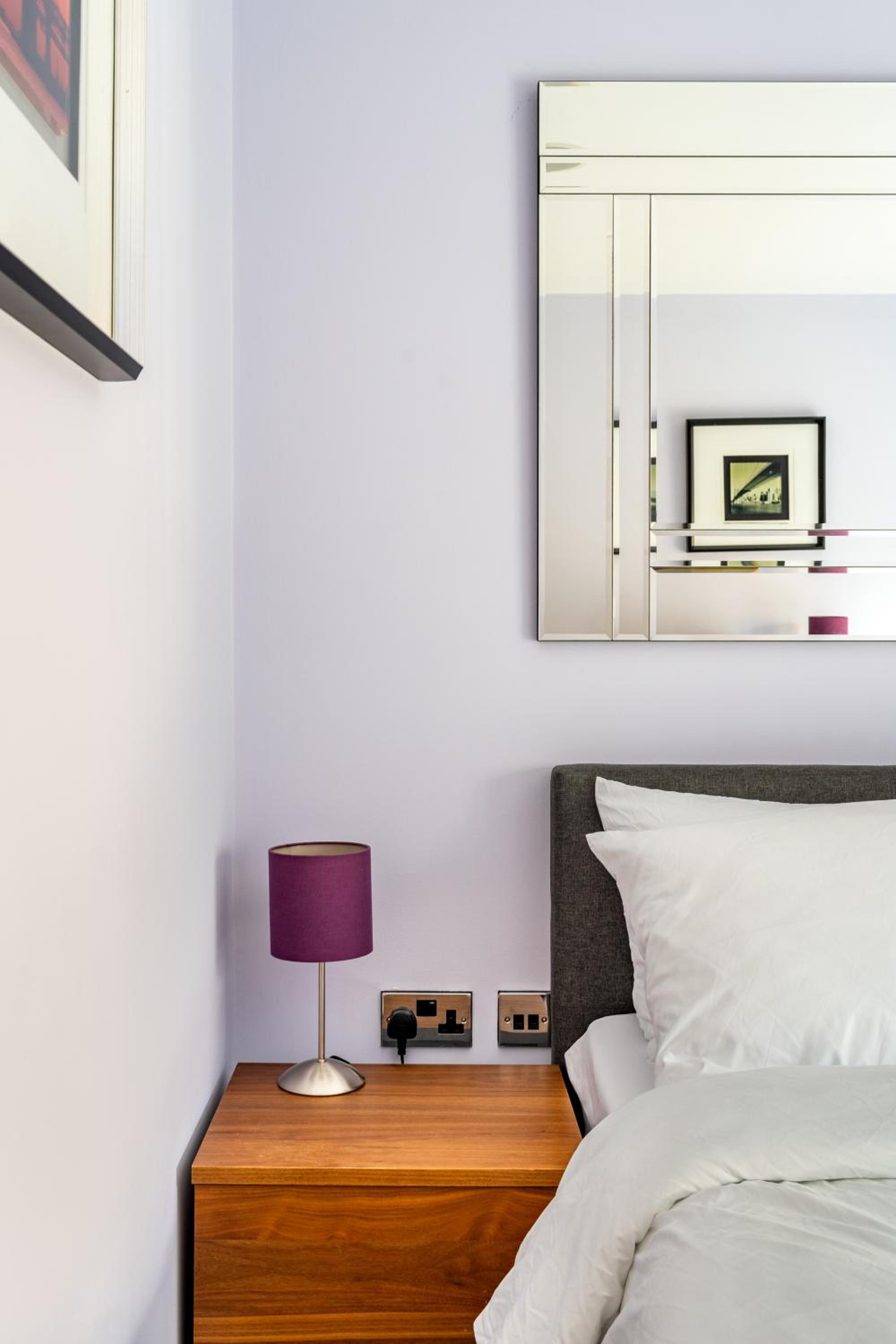 King beds apartment with en-suite, private balcony and elevator by iconic Portobello Market