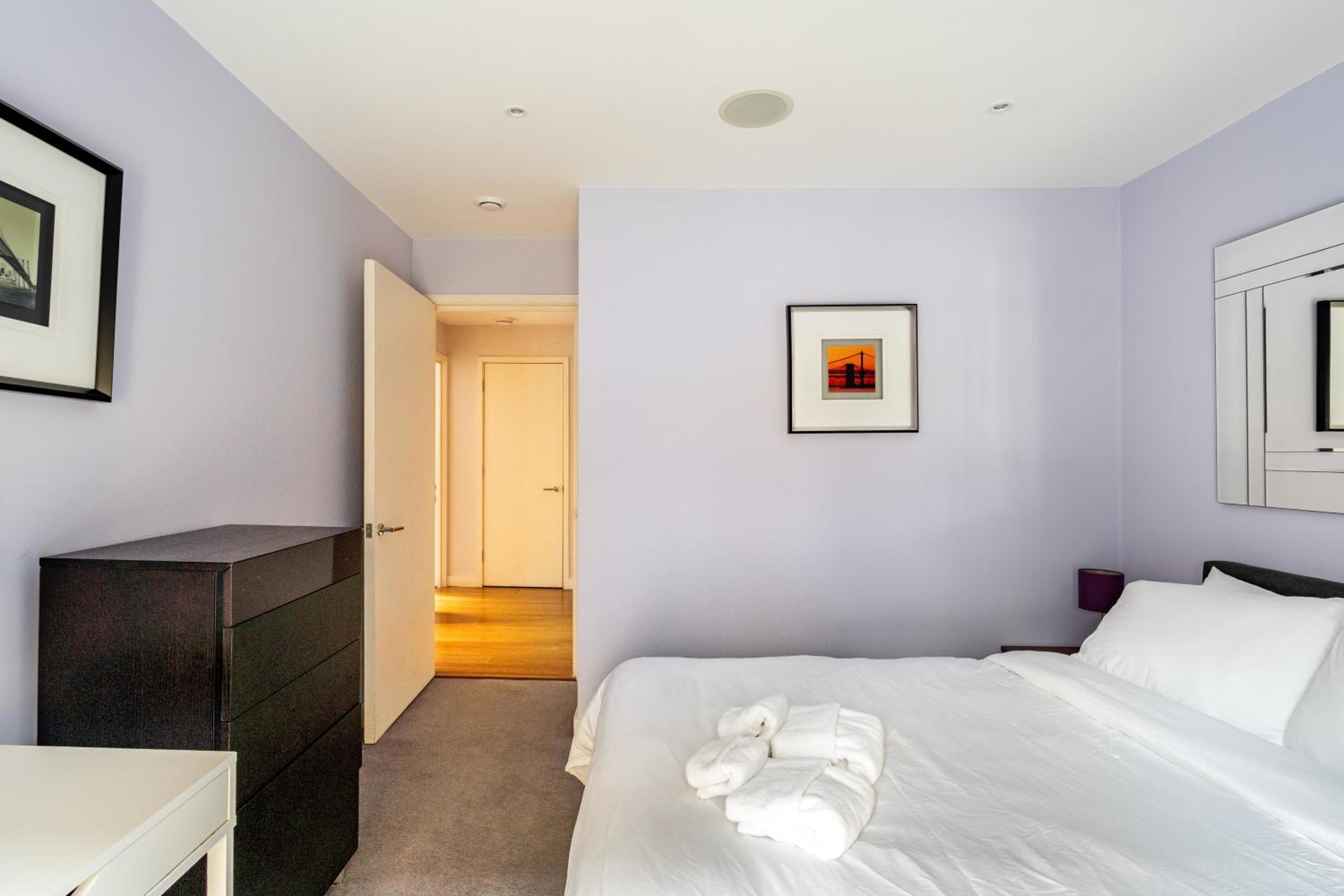 King beds apartment with en-suite, private balcony and elevator by iconic Portobello Market