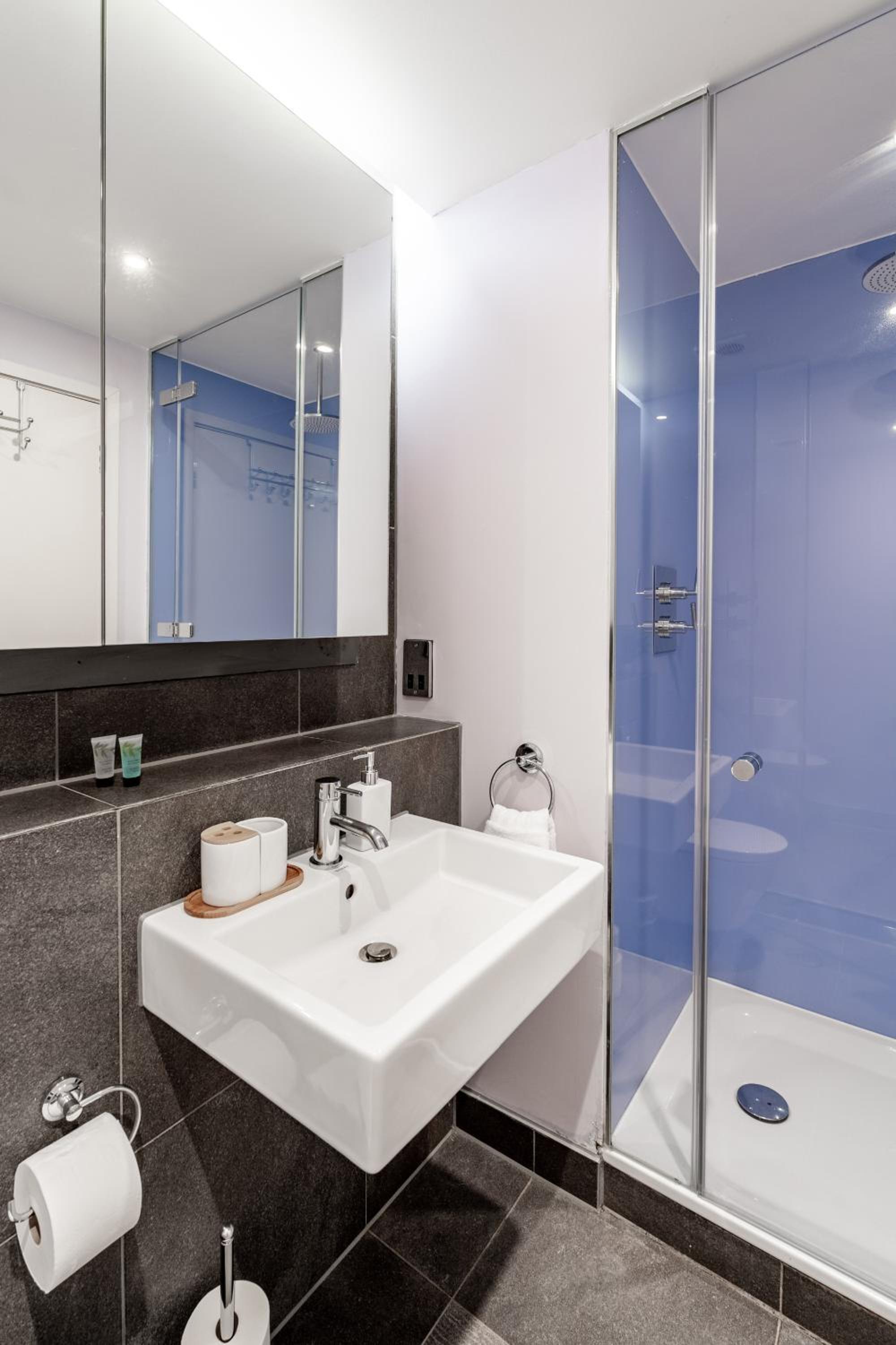 King beds apartment with en-suite, private balcony and elevator by iconic Portobello Market