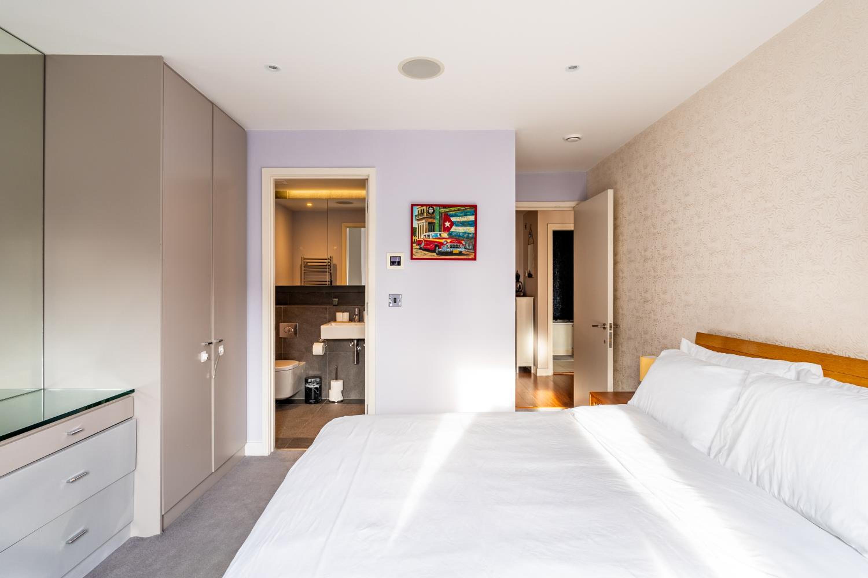 King beds apartment with en-suite, private balcony and elevator by iconic Portobello Market