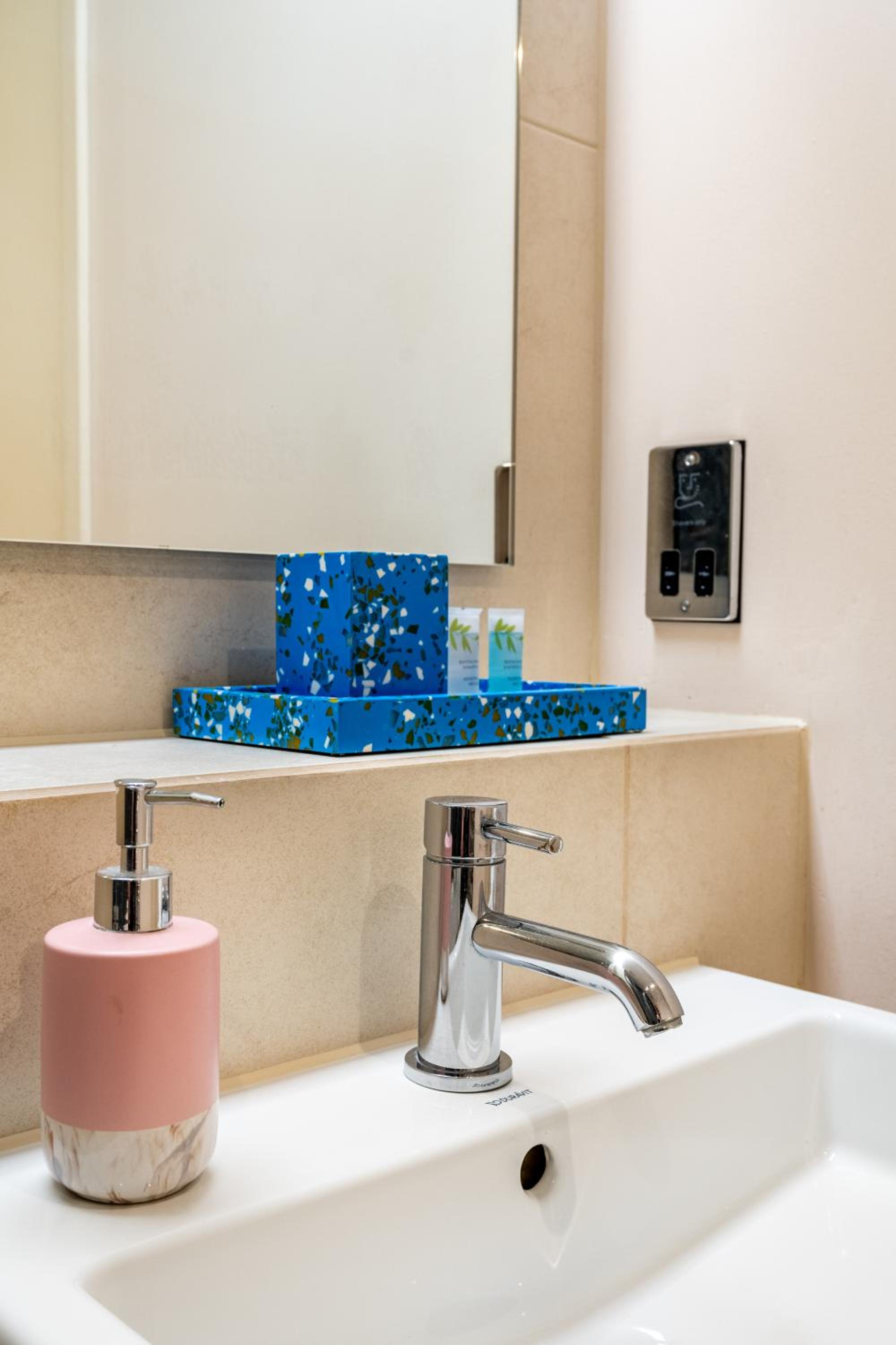 King beds apartment with en-suite, private balcony and elevator by iconic Portobello Market