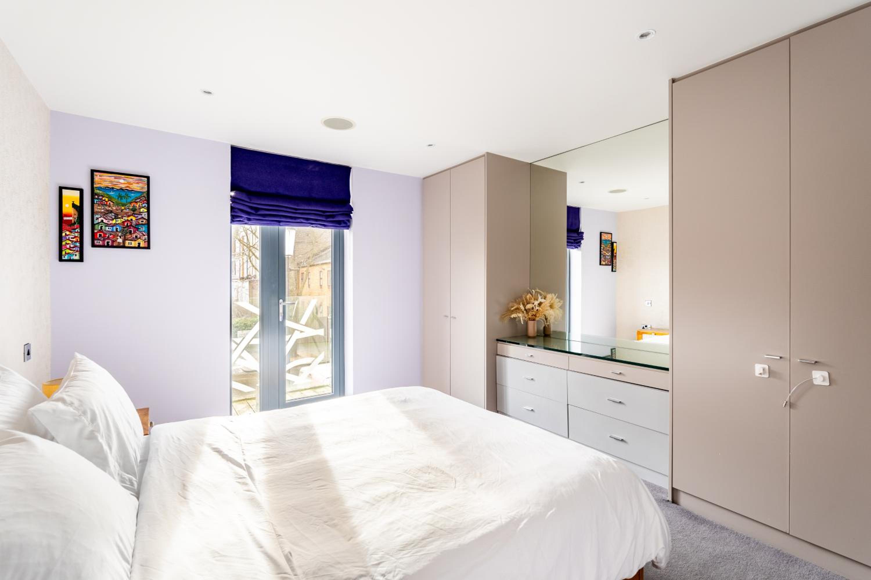 King beds apartment with en-suite, private balcony and elevator by iconic Portobello Market