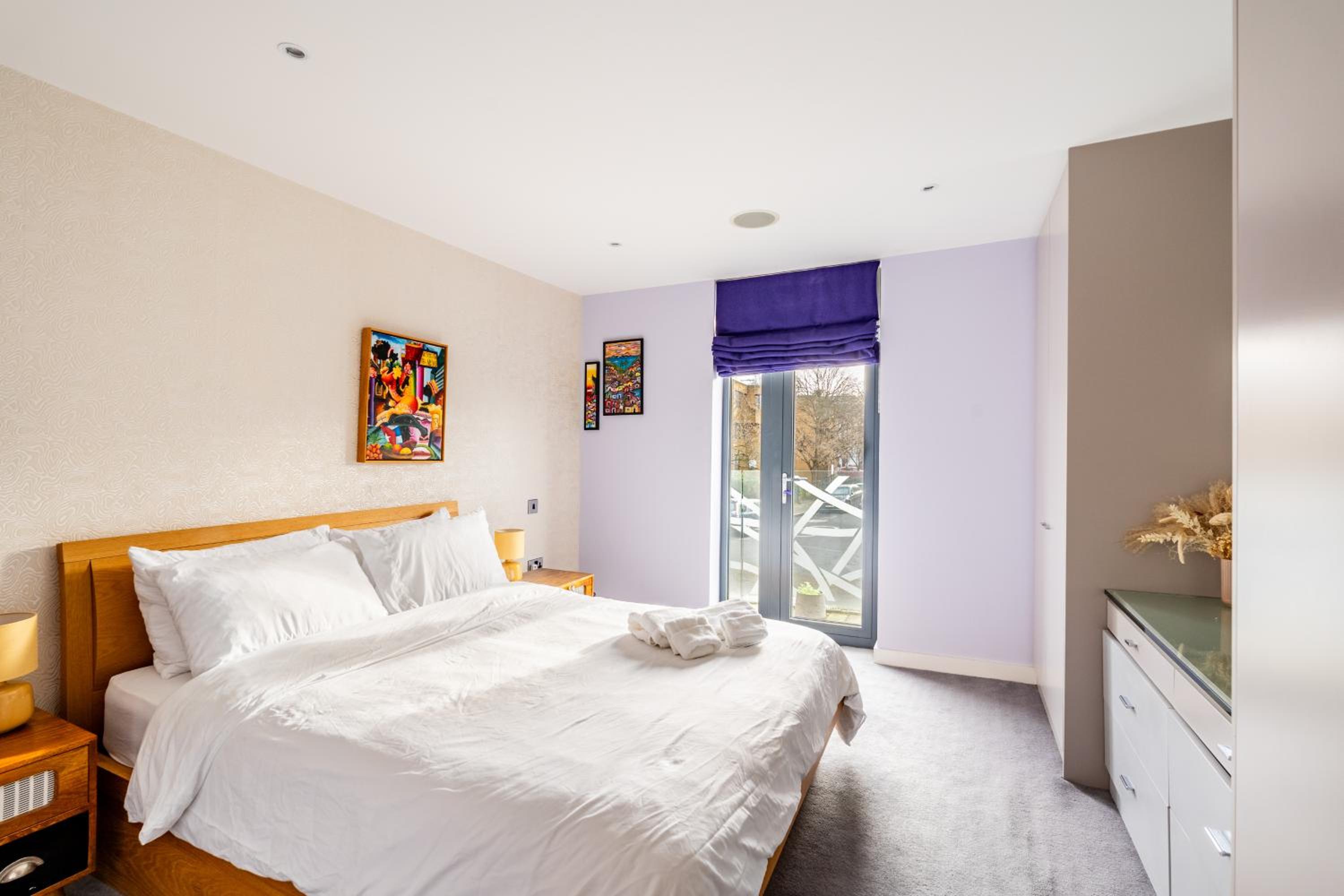 King beds apartment with en-suite, private balcony and elevator by iconic Portobello Market