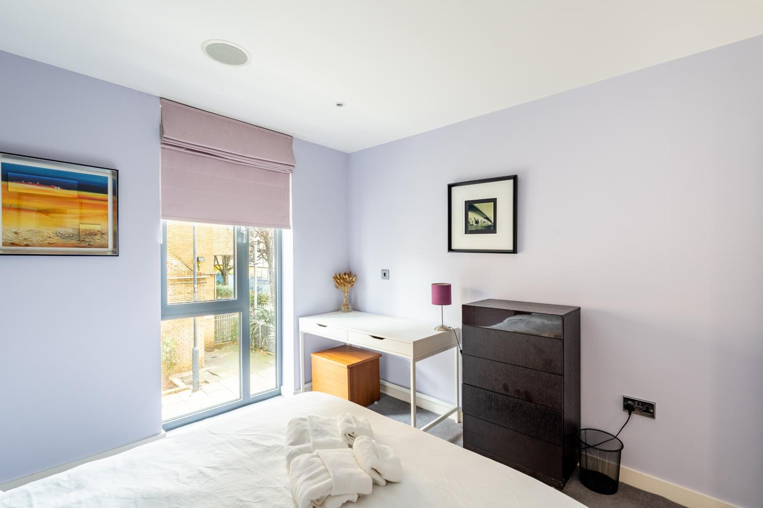 King beds apartment with en-suite, private balcony and elevator by iconic Portobello Market