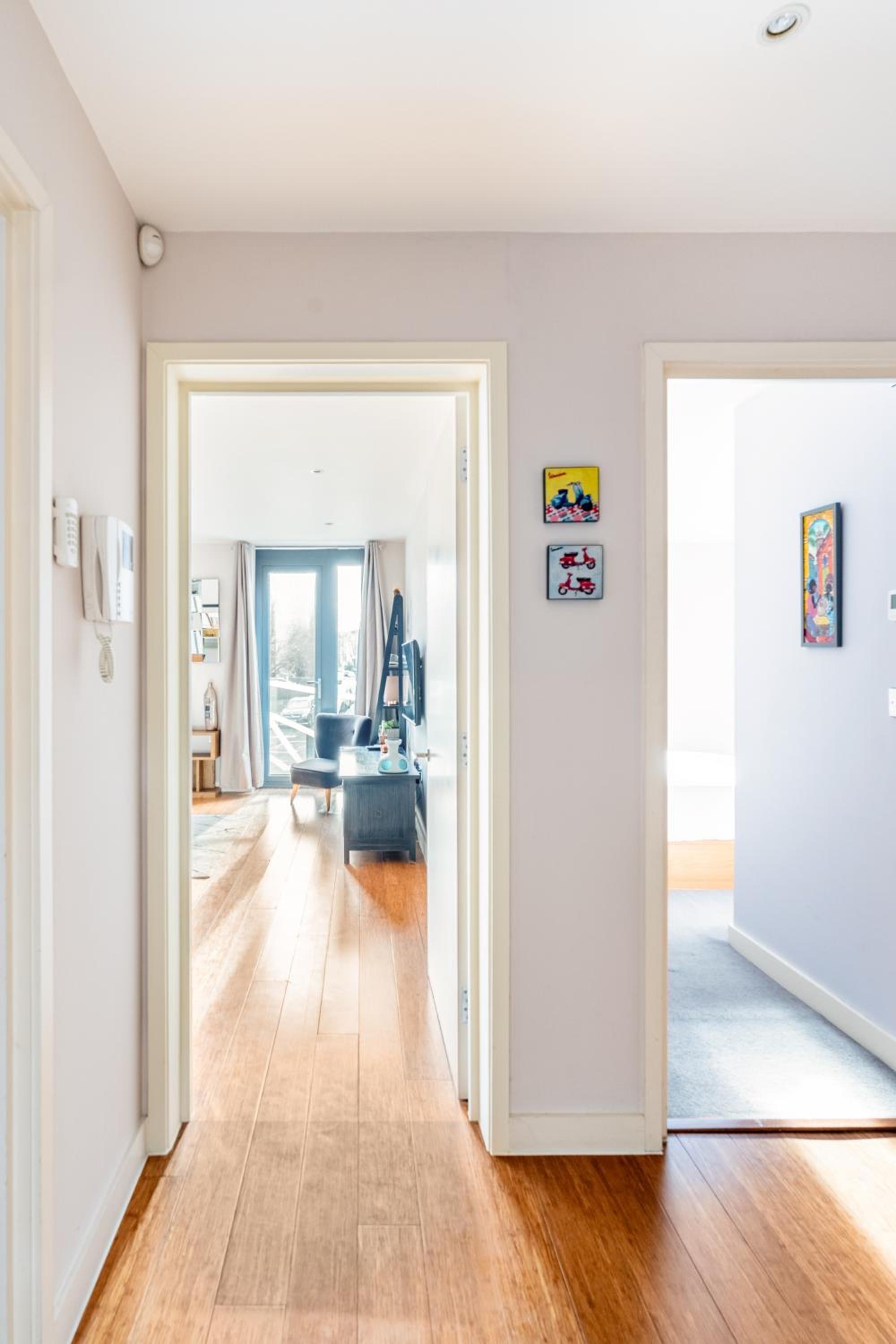 King beds apartment with en-suite, private balcony and elevator by iconic Portobello Market
