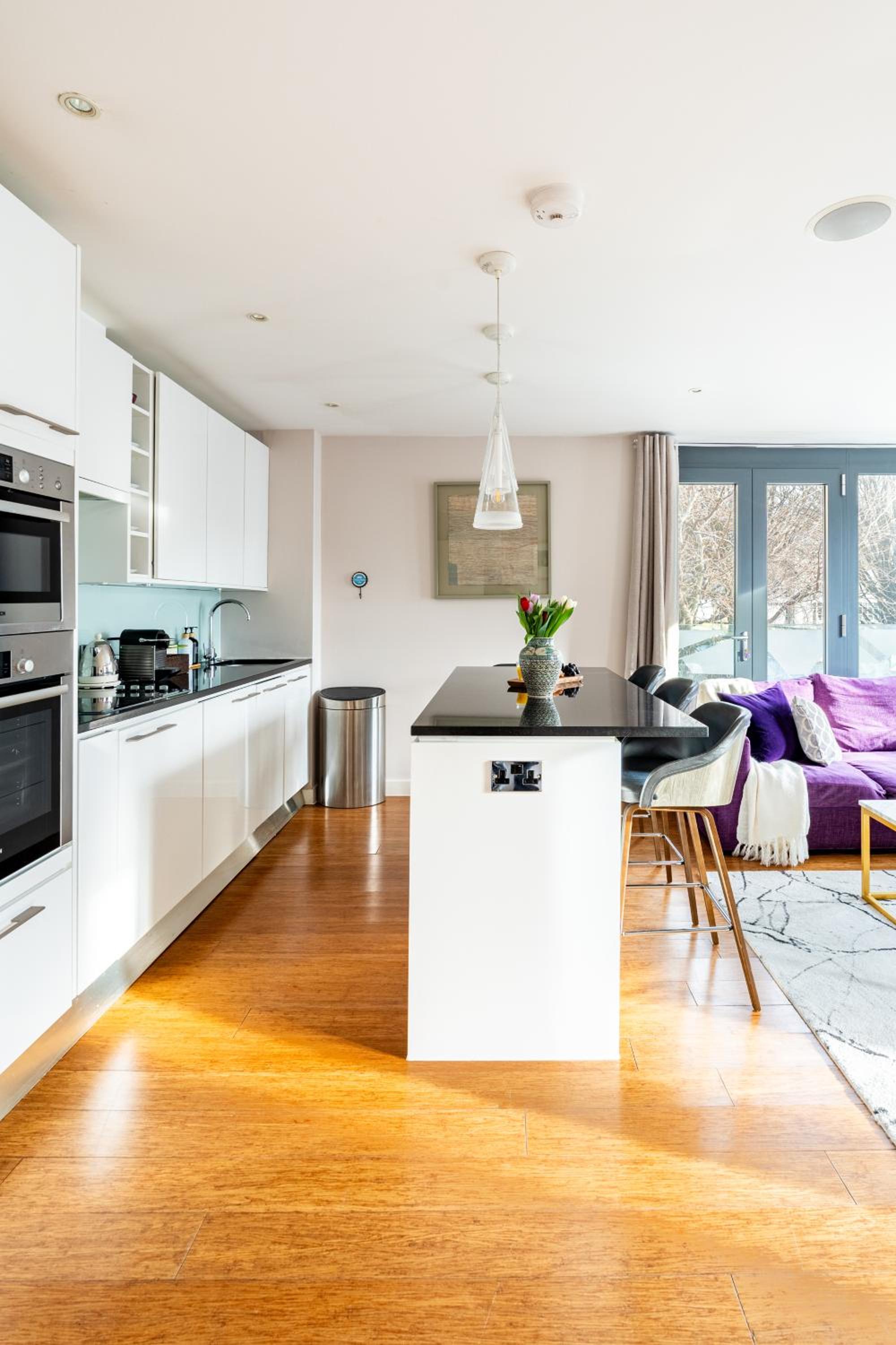 King beds apartment with en-suite, private balcony and elevator by iconic Portobello Market
