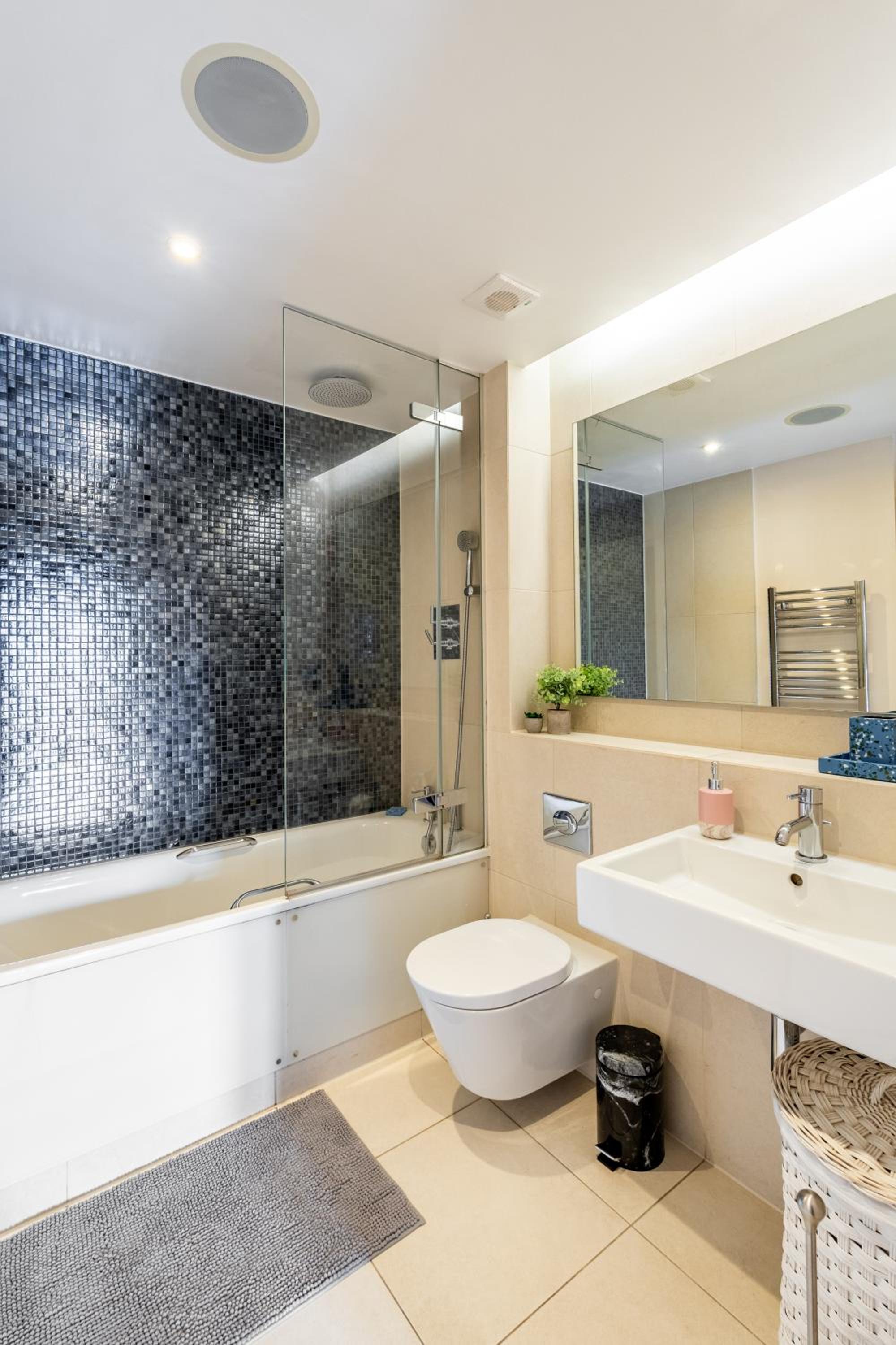 King beds apartment with en-suite, private balcony and elevator by iconic Portobello Market