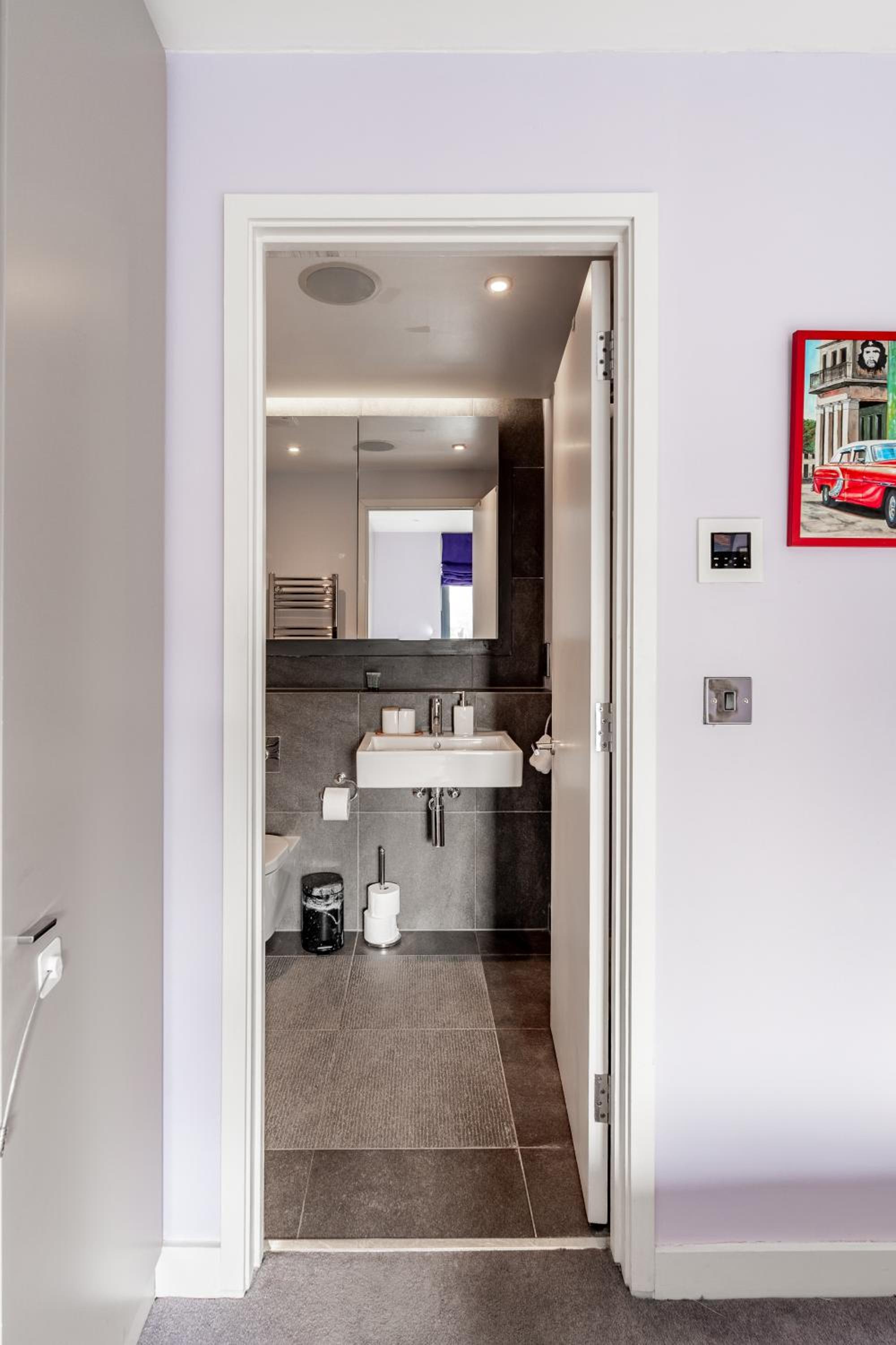 King beds apartment with en-suite, private balcony and elevator by iconic Portobello Market