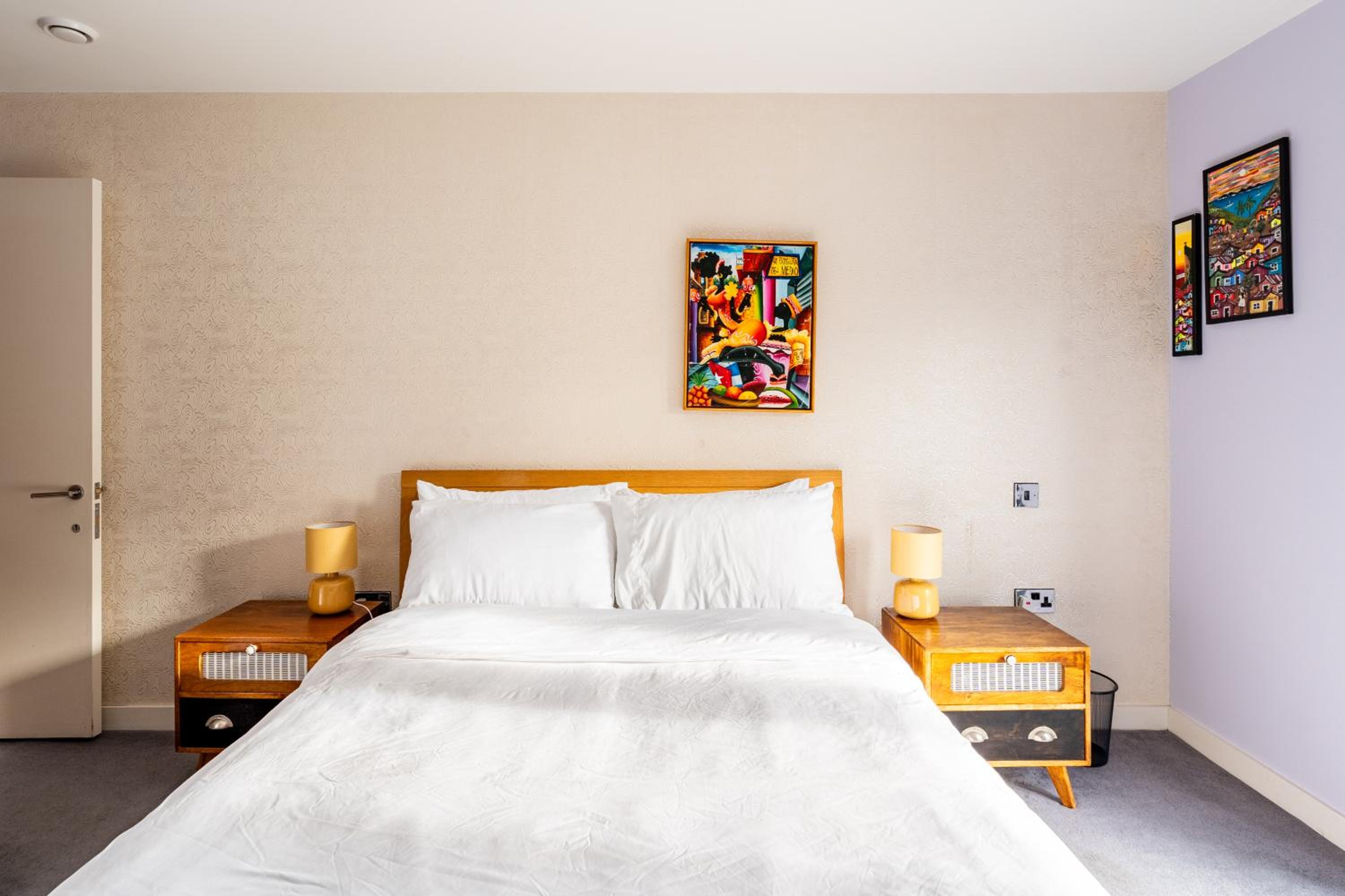 King beds apartment with en-suite, private balcony and elevator by iconic Portobello Market