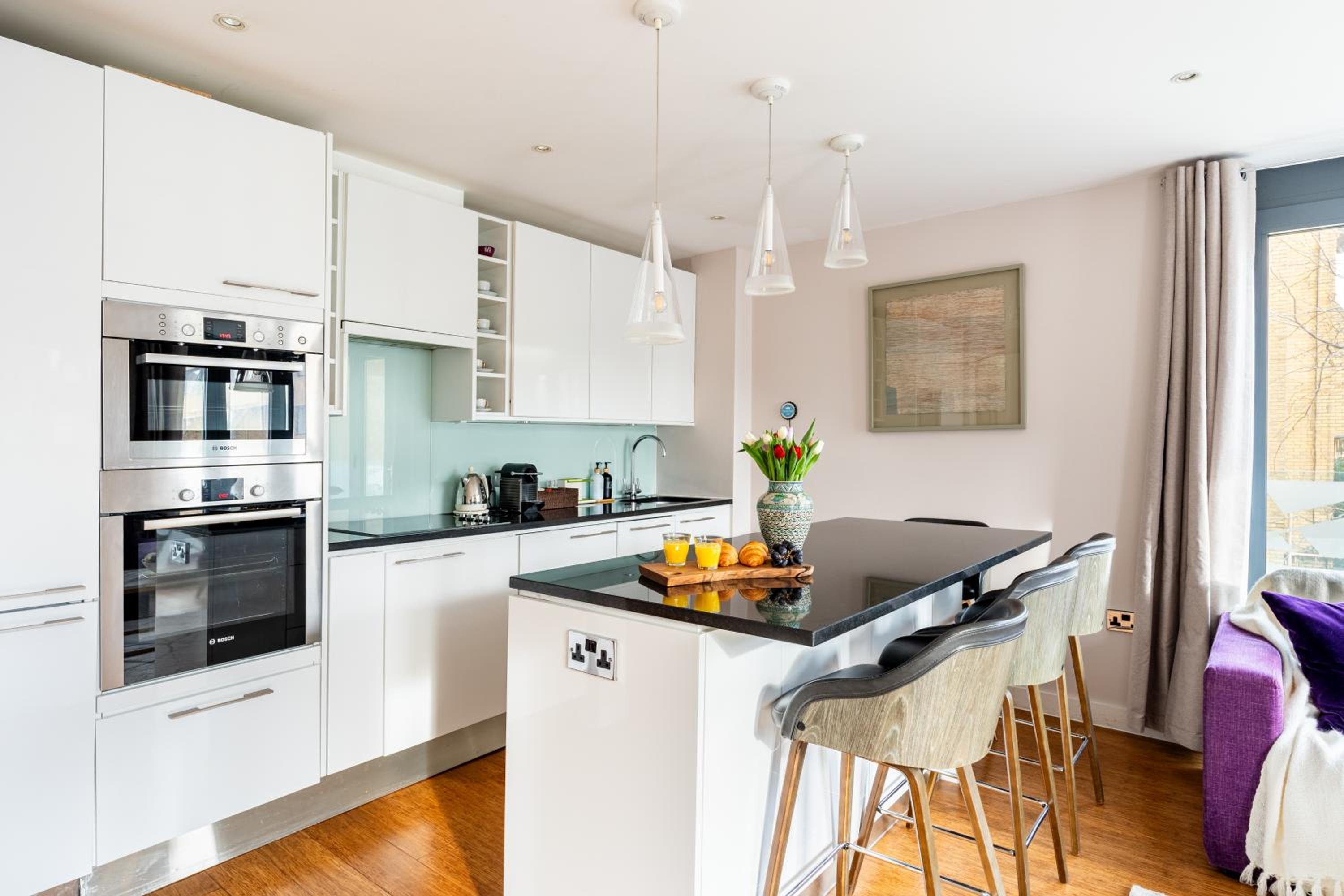 King beds apartment with en-suite, private balcony and elevator by iconic Portobello Market