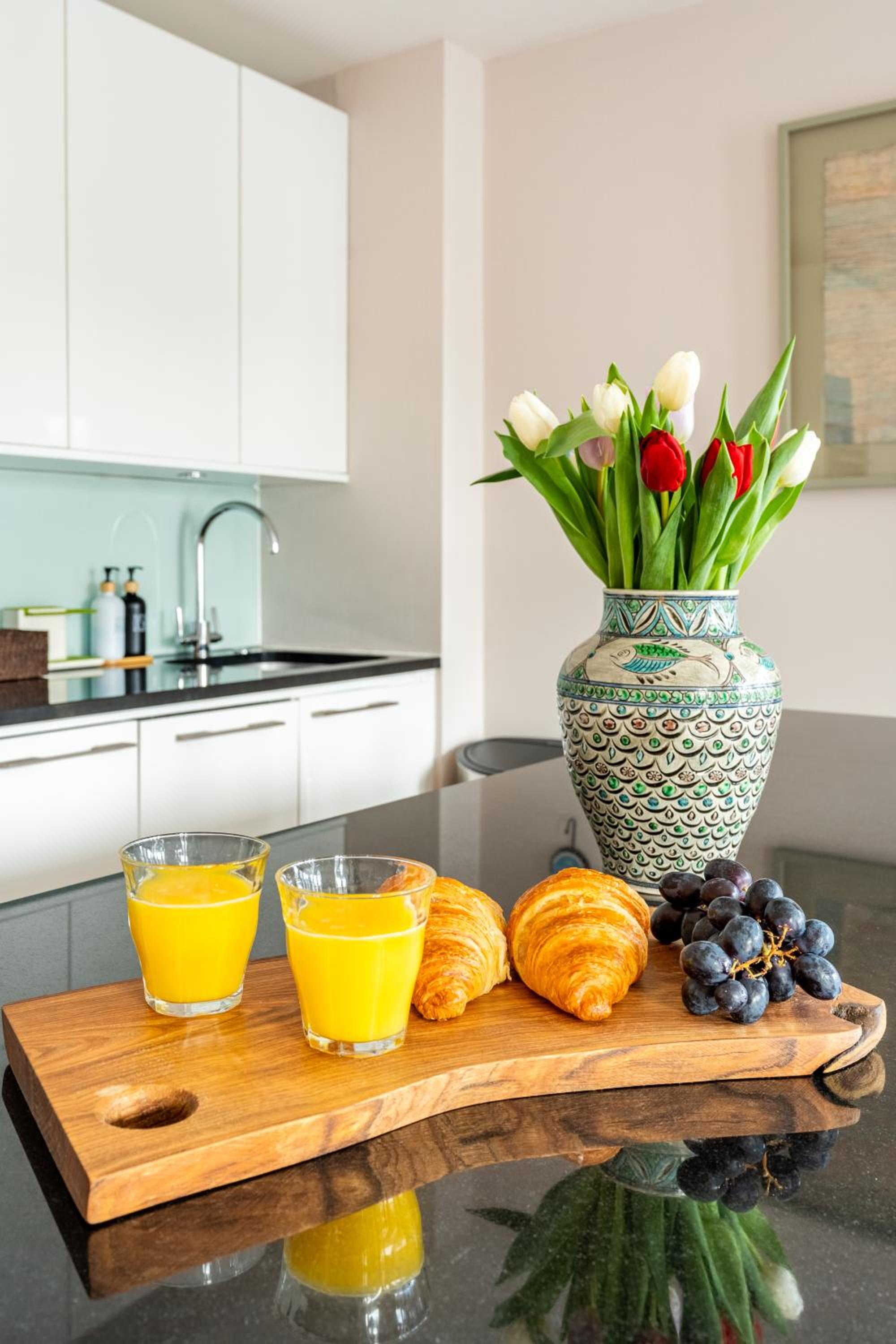 King beds apartment with en-suite, private balcony and elevator by iconic Portobello Market