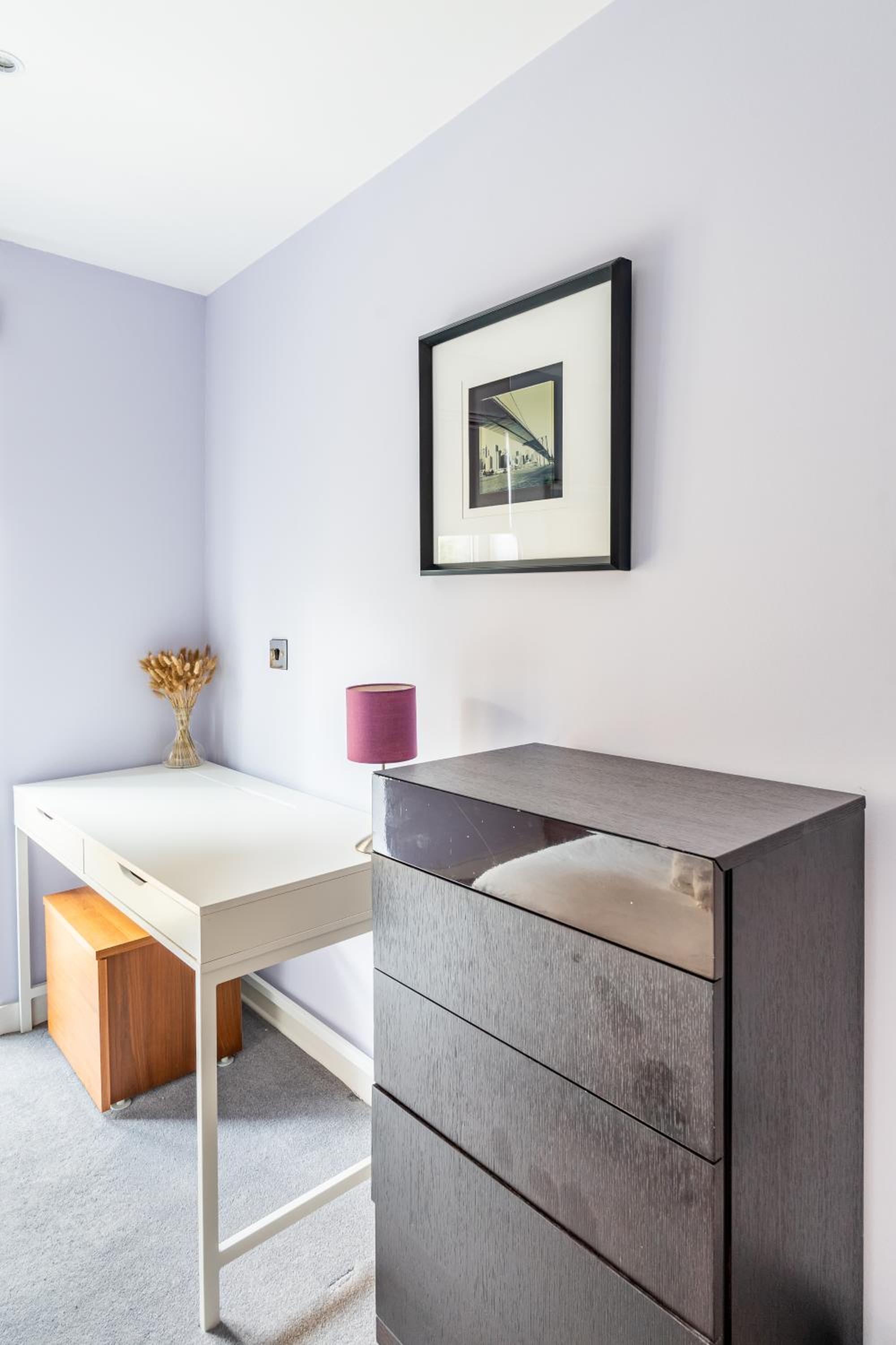 King beds apartment with en-suite, private balcony and elevator by iconic Portobello Market