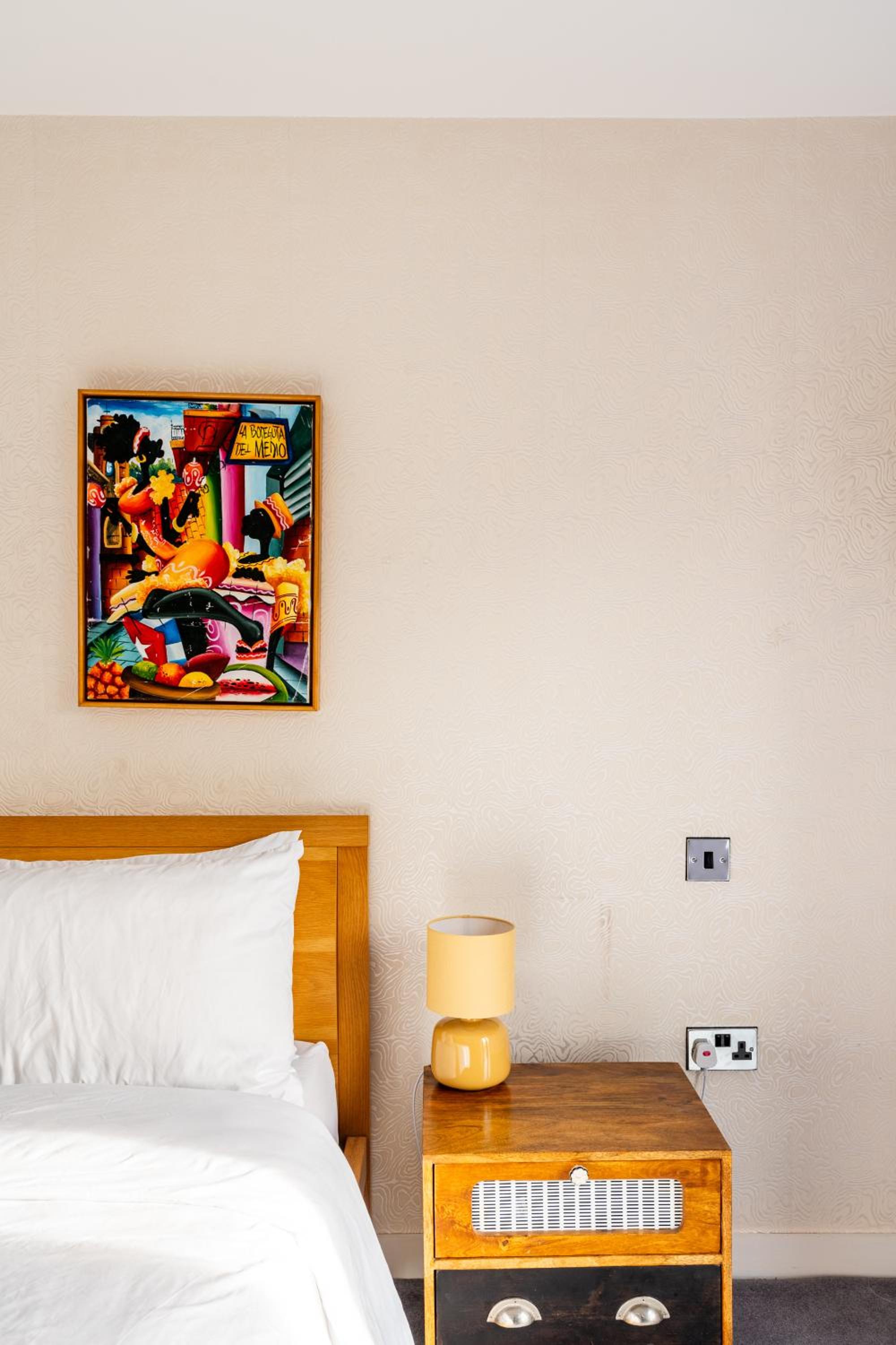 King beds apartment with en-suite, private balcony and elevator by iconic Portobello Market