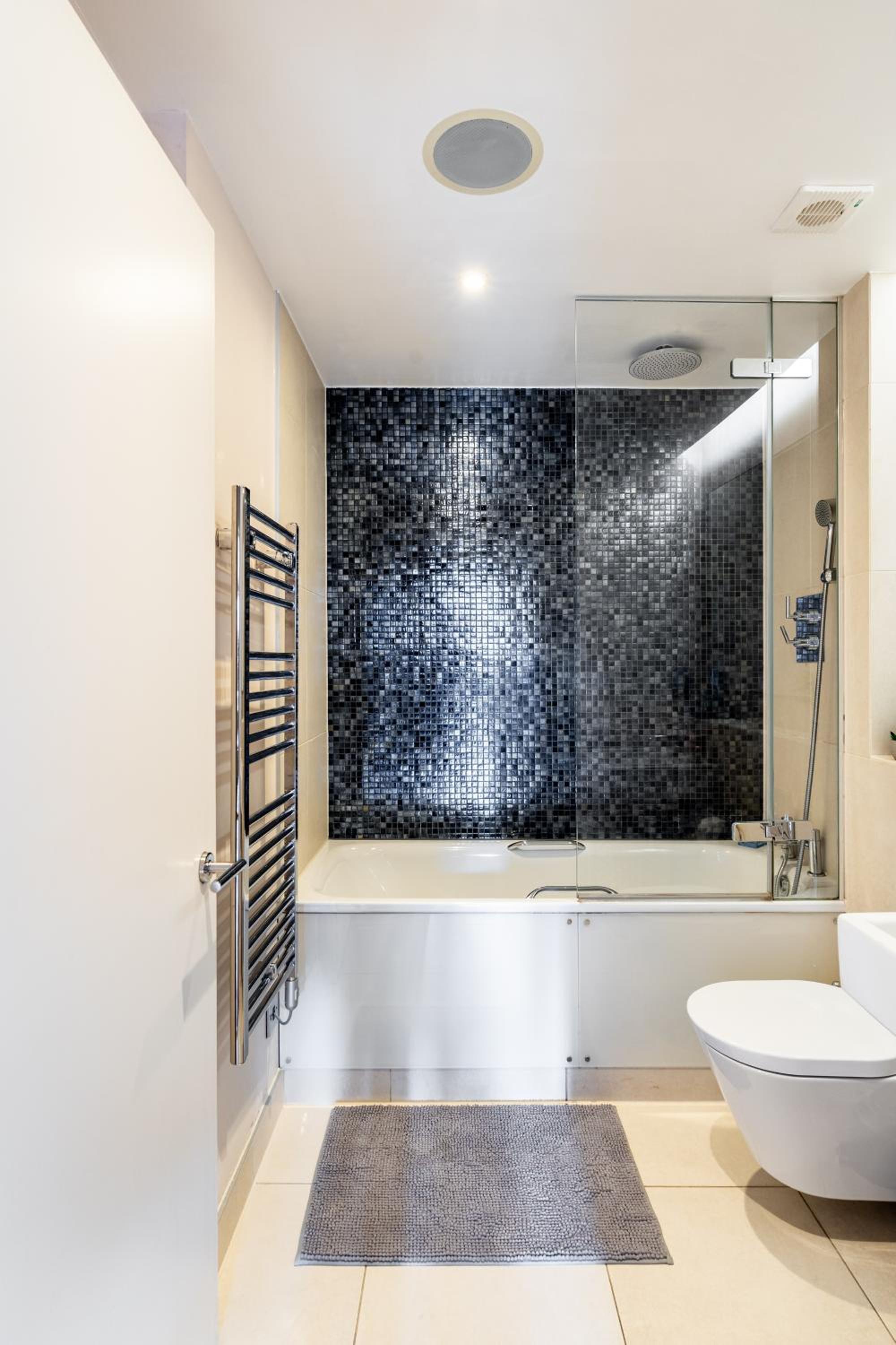 King beds apartment with en-suite, private balcony and elevator by iconic Portobello Market