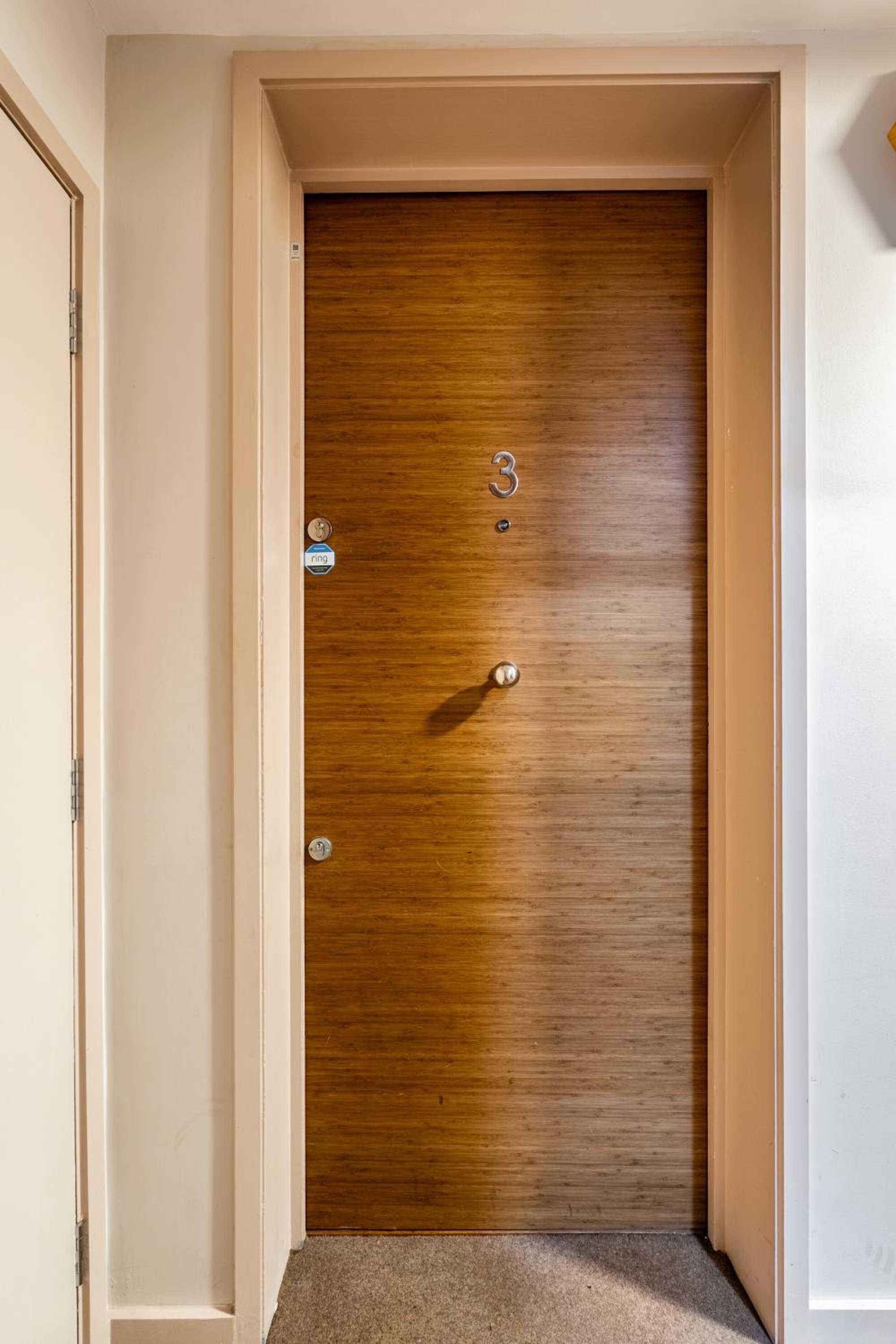 King beds apartment with en-suite, private balcony and elevator by iconic Portobello Market