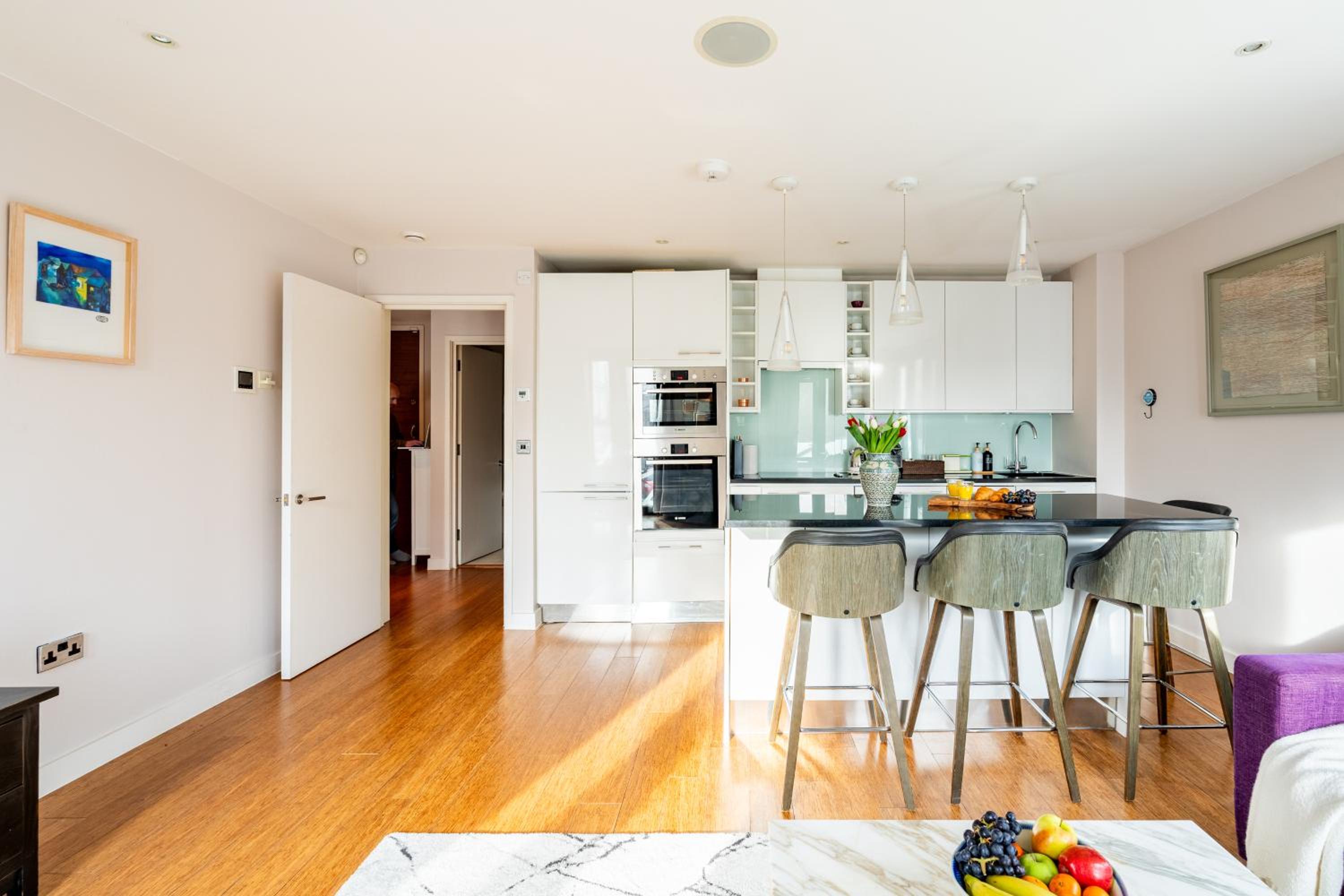 King beds apartment with en-suite, private balcony and elevator by iconic Portobello Market