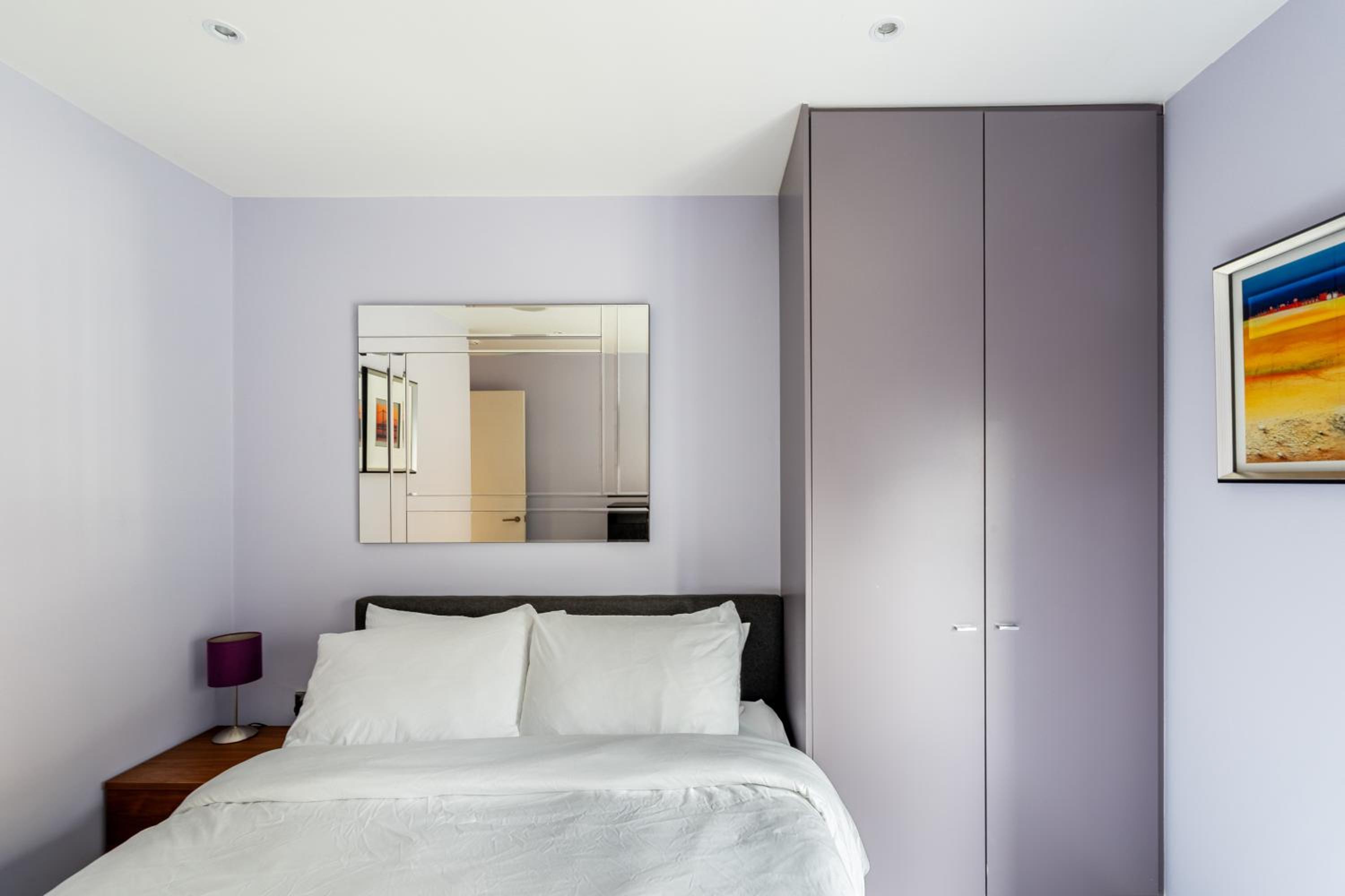 King beds apartment with en-suite, private balcony and elevator by iconic Portobello Market