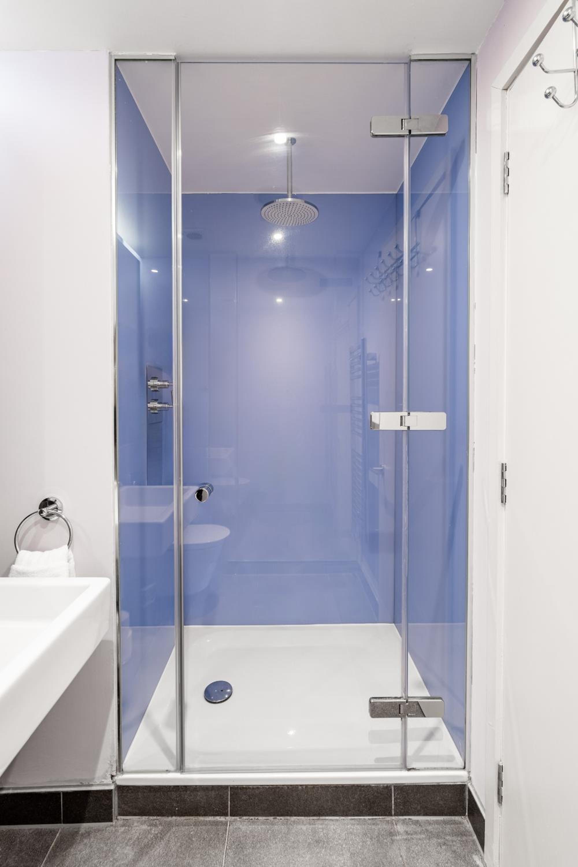 King beds apartment with en-suite, private balcony and elevator by iconic Portobello Market