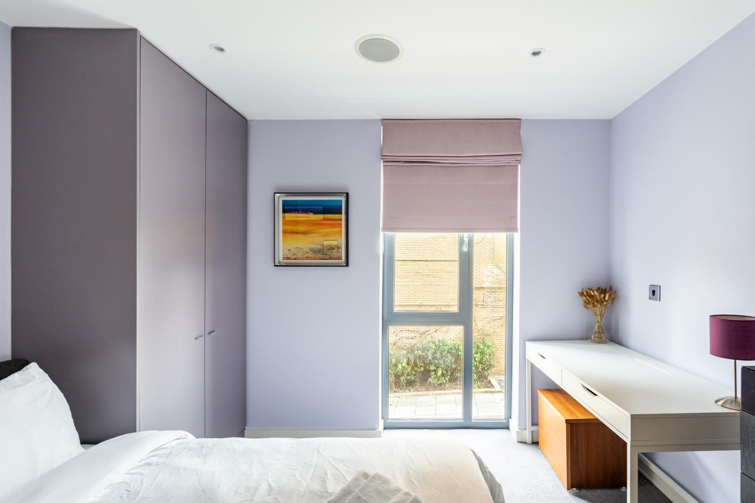 King beds apartment with en-suite, private balcony and elevator by iconic Portobello Market