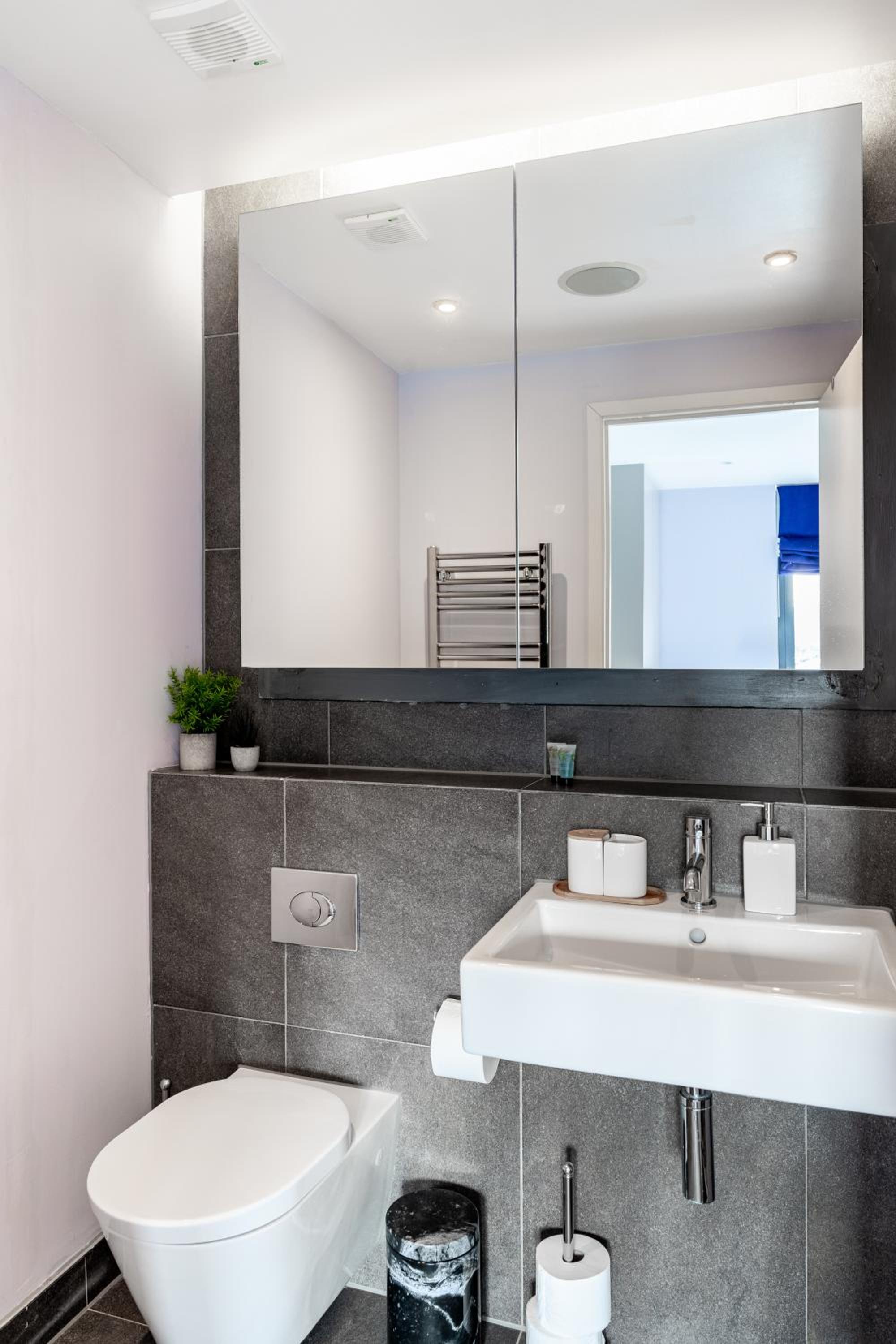 King beds apartment with en-suite, private balcony and elevator by iconic Portobello Market