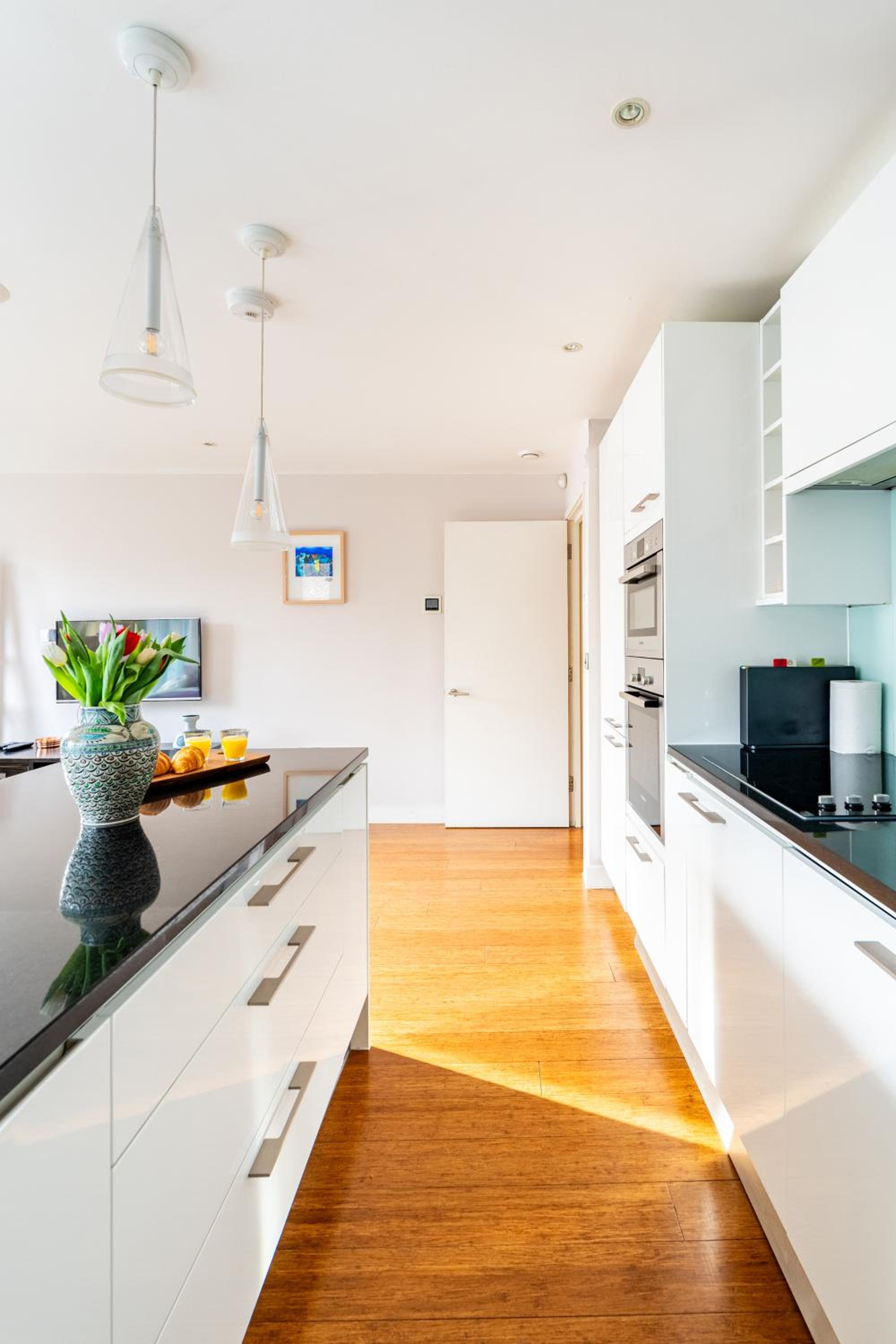 King beds apartment with en-suite, private balcony and elevator by iconic Portobello Market