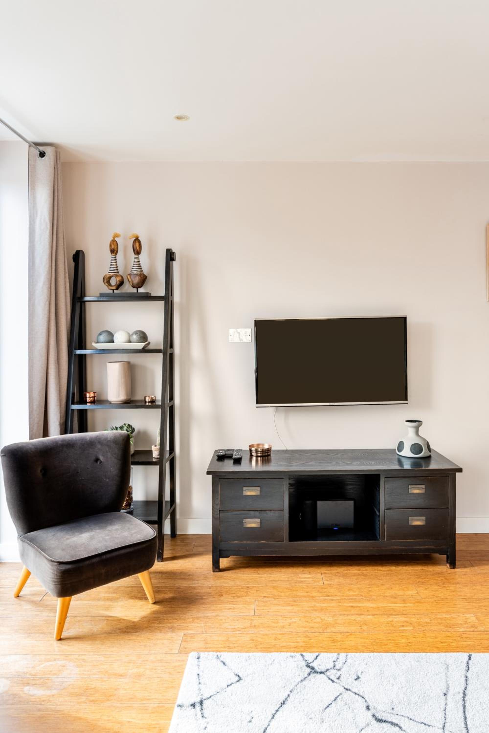 King beds apartment with en-suite, private balcony and elevator by iconic Portobello Market