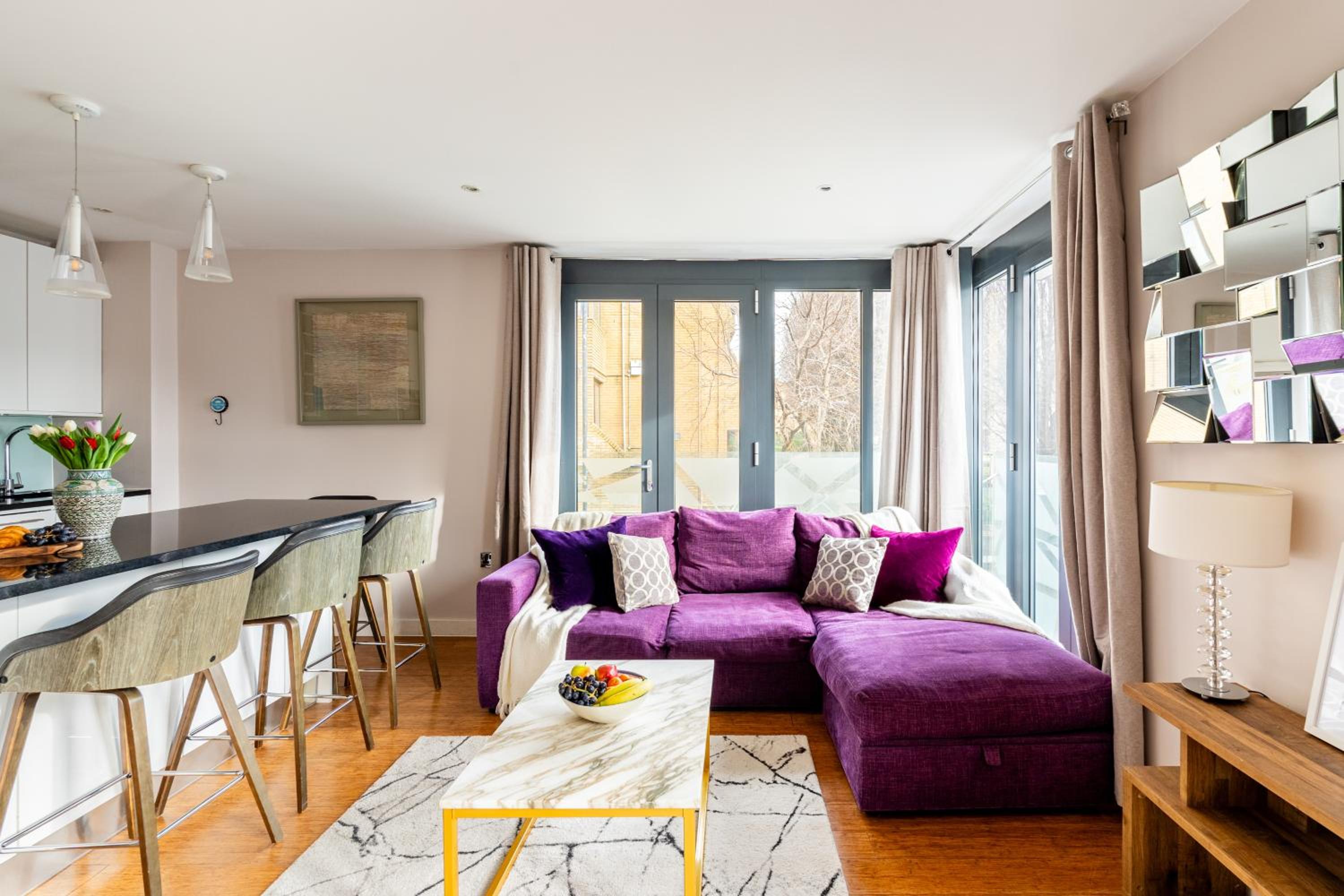 King beds apartment with en-suite, private balcony and elevator by iconic Portobello Market