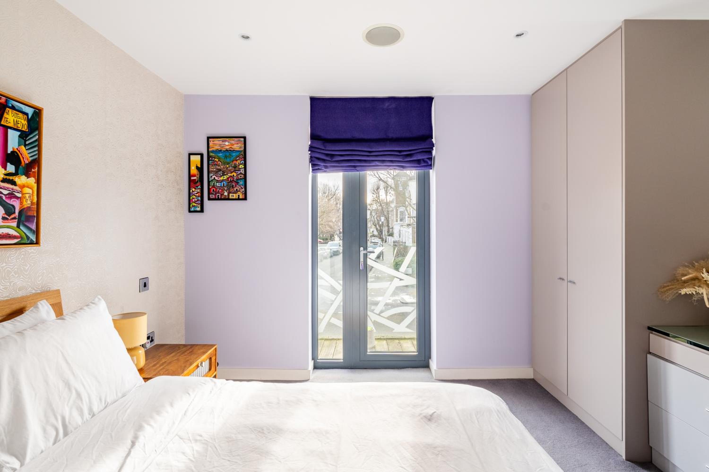 King beds apartment with en-suite, private balcony and elevator by iconic Portobello Market